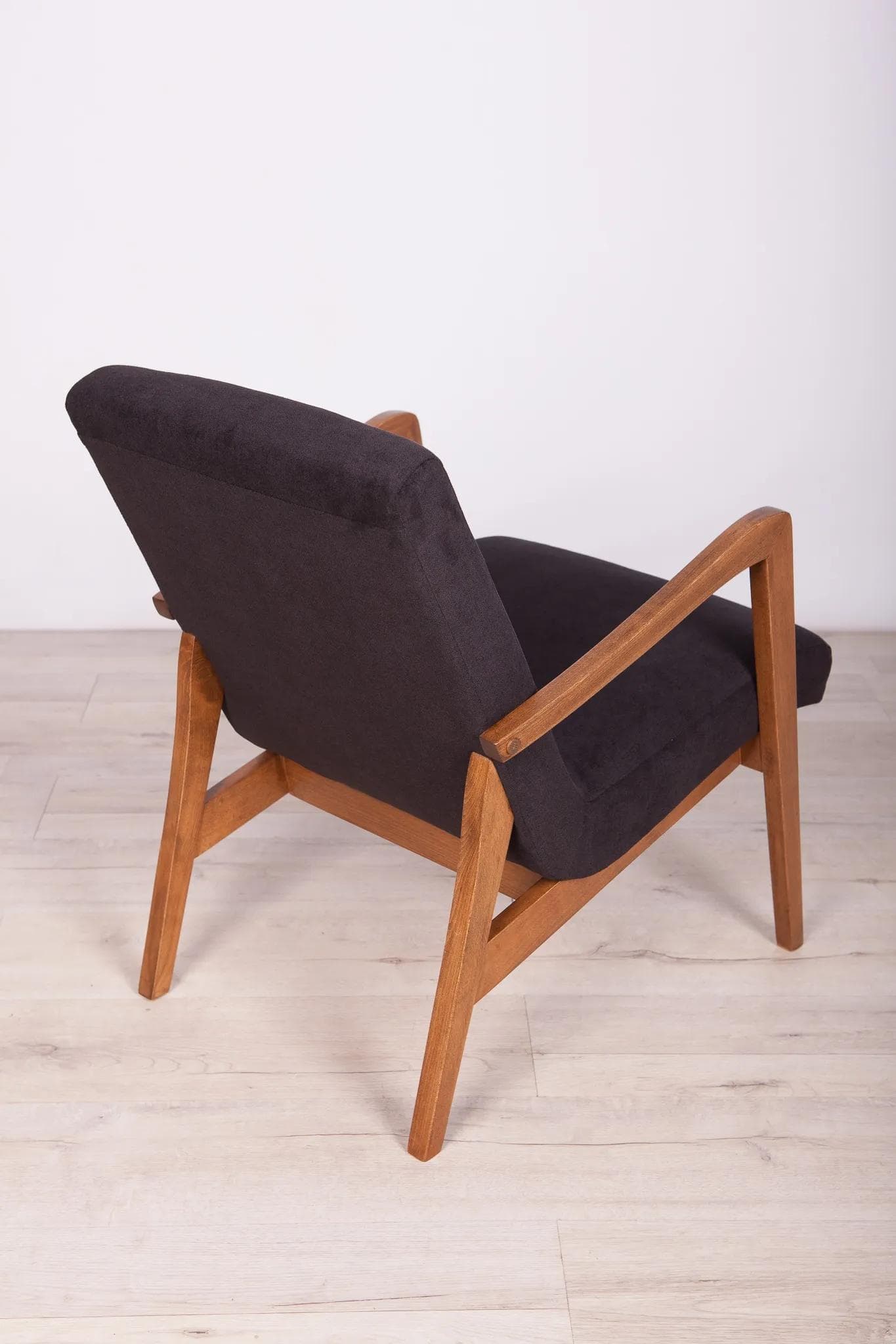 Para foteli typ 300-138, buk, tkanina czarna, Bystrzyckie Fabryki Mebli, Polska, lata 60. - 69906