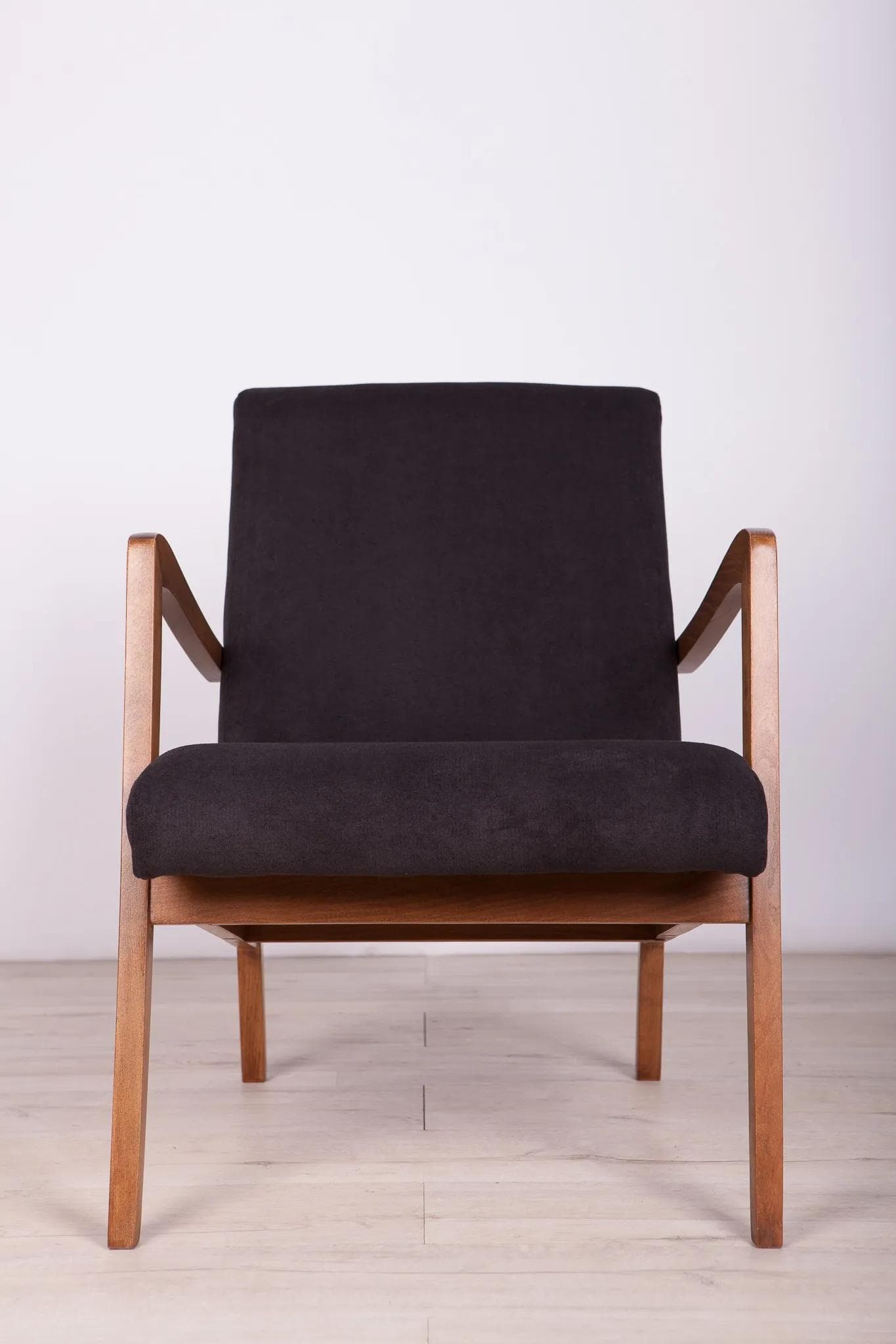 Para foteli typ 300-138, buk, tkanina czarna, Bystrzyckie Fabryki Mebli, Polska, lata 60. - 69910