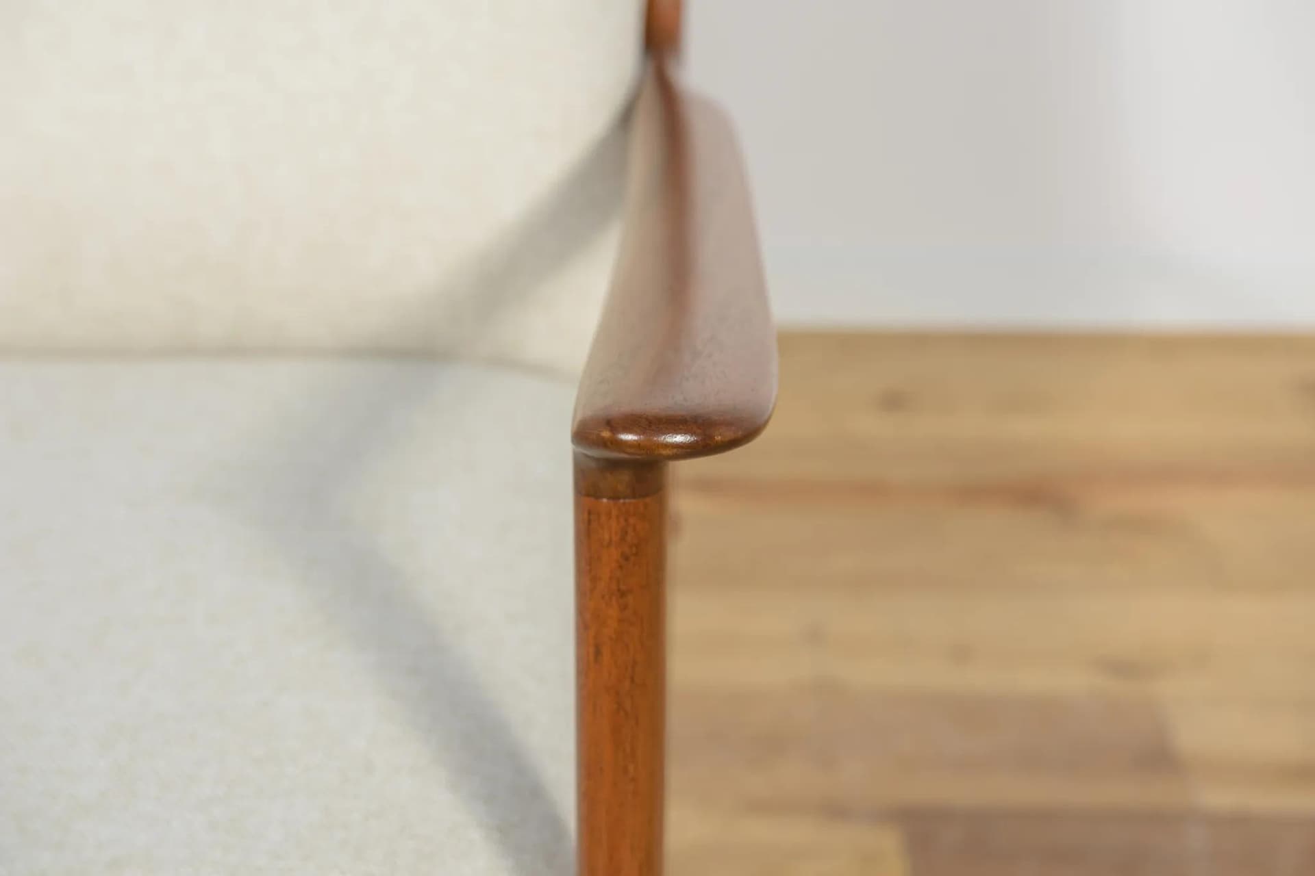 Fotel PJ112, mahoń ciemny, tkanina beżowa, proj. O. Wanscher, Poul Jeppesens Møbelfabrik, Dania, lata 60. - 69847