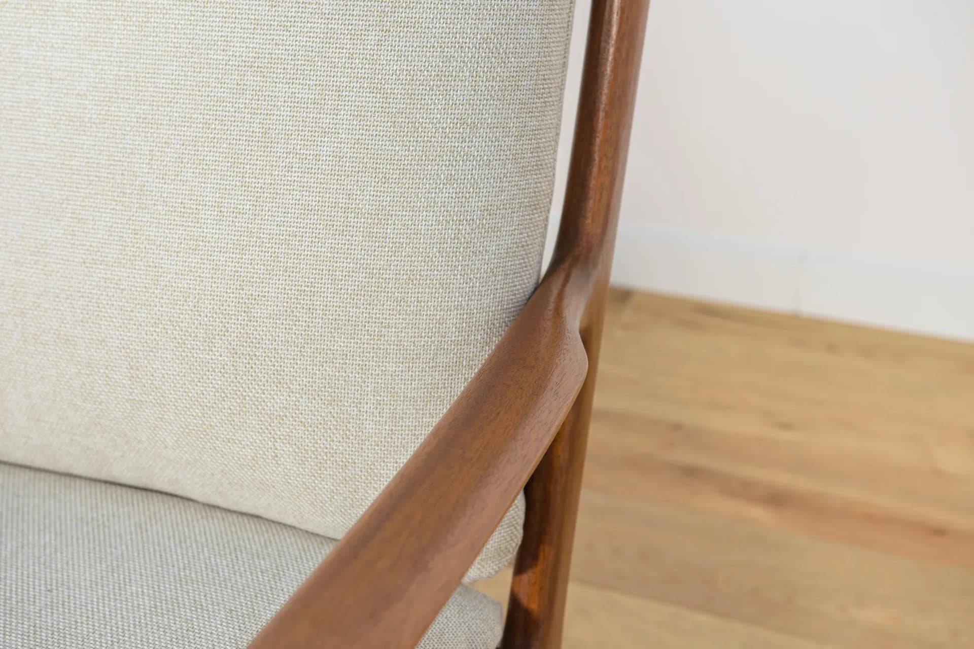 Fotel PJ112, mahoń ciemny, tkanina beżowa, proj. O. Wanscher, Poul Jeppesens Møbelfabrik, Dania, lata 60. - 69844