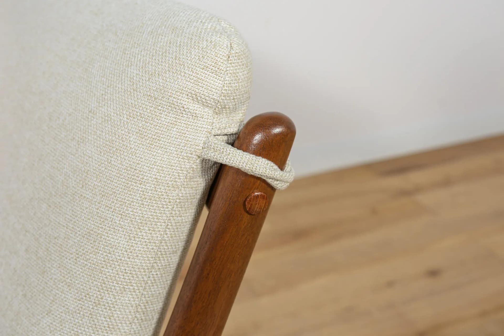 Fotel PJ112, mahoń ciemny, tkanina beżowa, proj. O. Wanscher, Poul Jeppesens Møbelfabrik, Dania, lata 60. - 69848