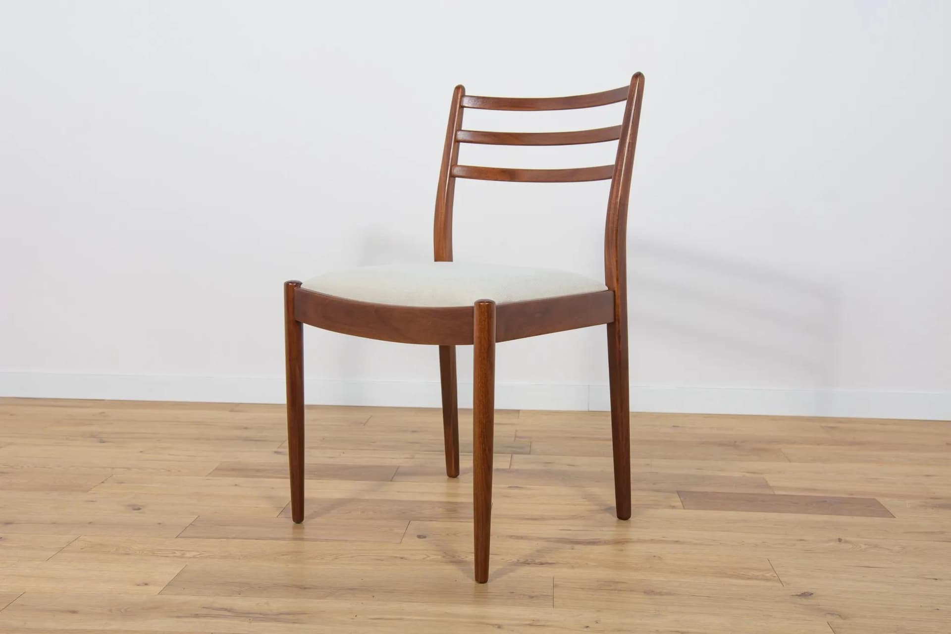 Krzesło, teak brązowy, tkanina beżowa, proj. V. Wilkins, G-Plan, Wielka Brytania, lata 60. - 69812