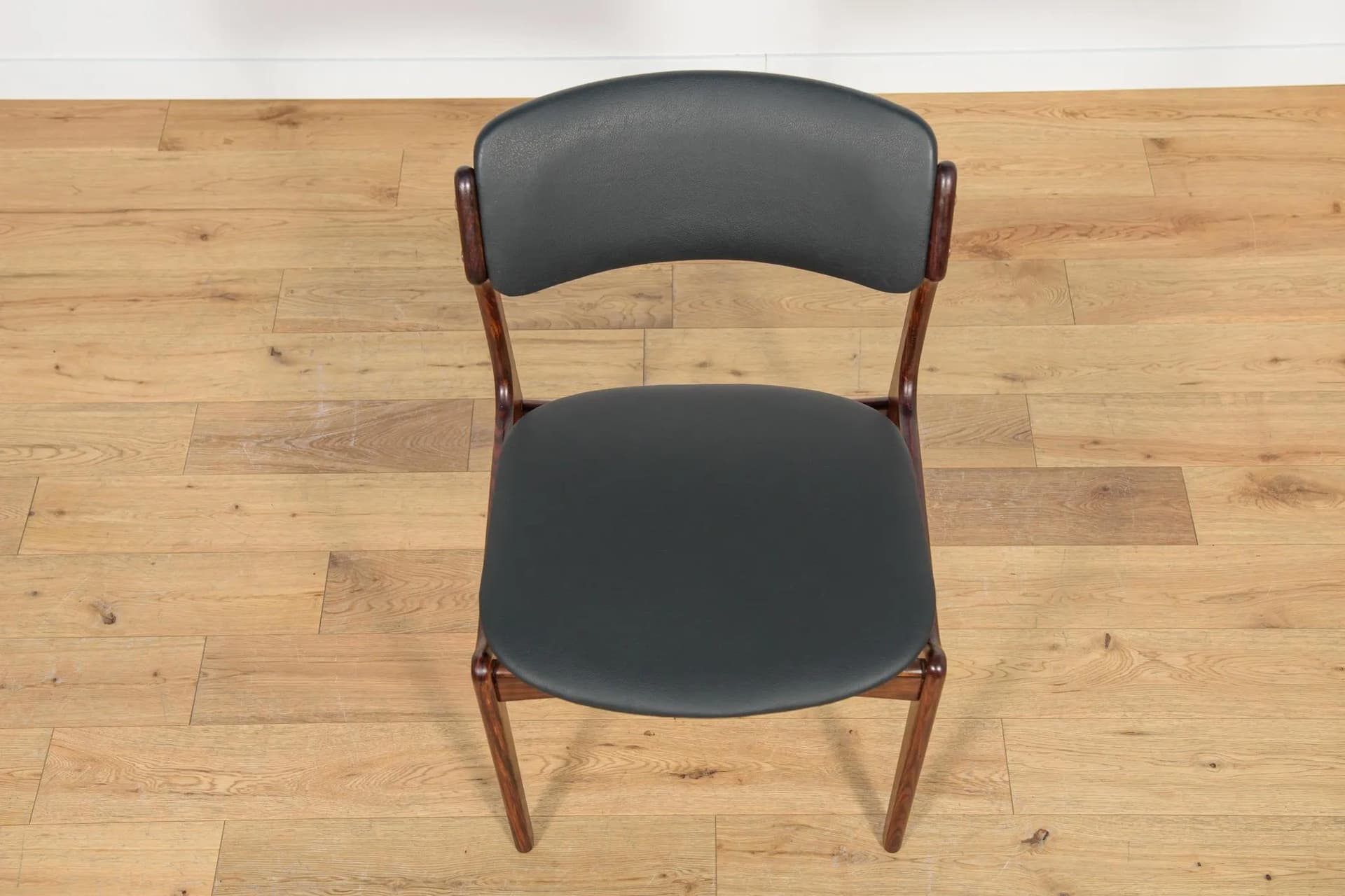 Komplet czterech krzeseł model 49, palisander ciemny, skóra czarna, proj. E. Buch, Dania, lata 60. - 69789