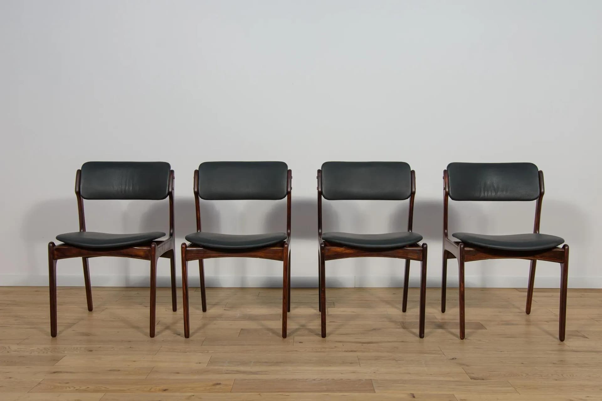 Komplet czterech krzeseł model 49, palisander ciemny, skóra czarna, proj. E. Buch, Dania, lata 60. - 69784