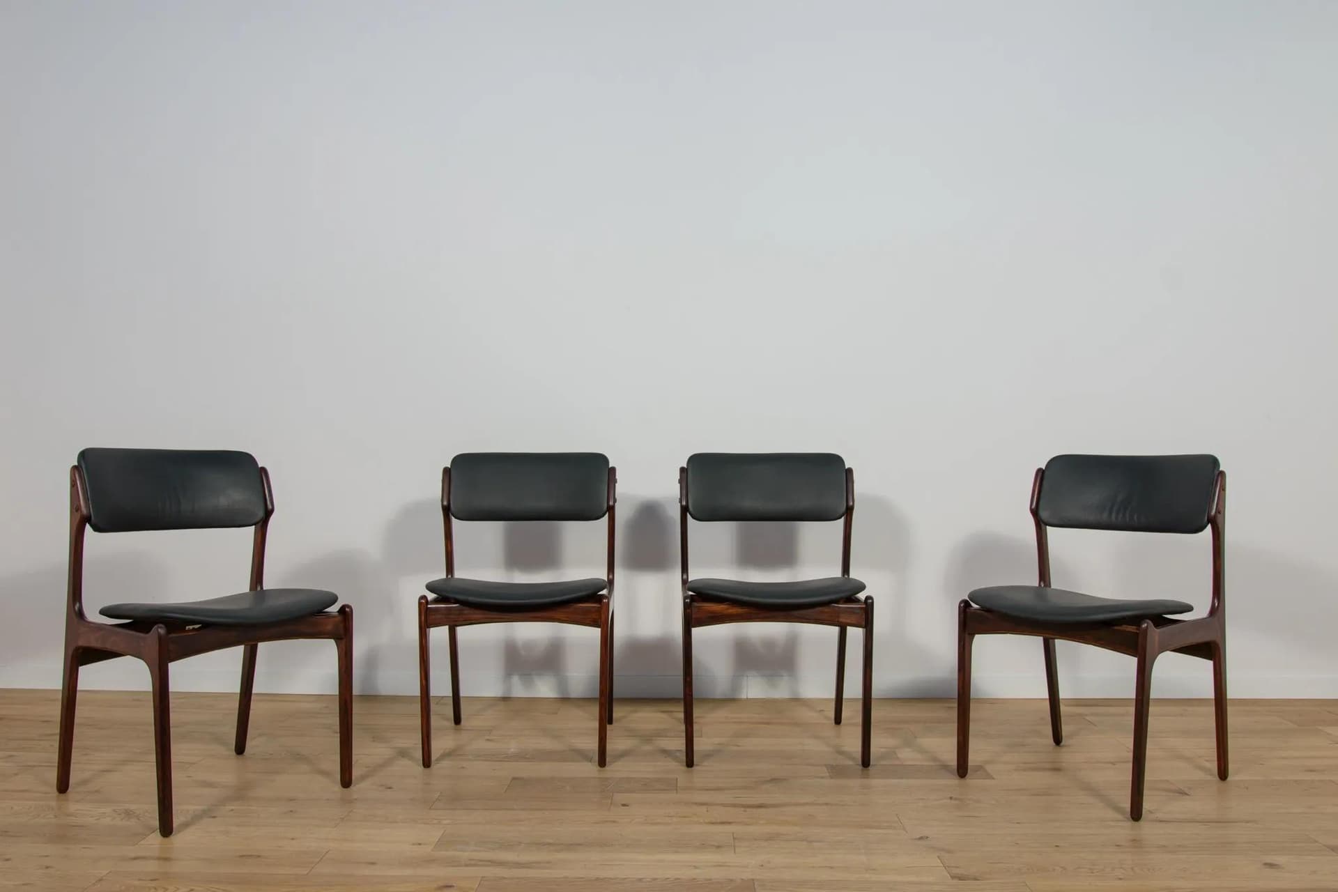 Komplet czterech krzeseł model 49, palisander ciemny, skóra czarna, proj. E. Buch, Dania, lata 60. - 69786