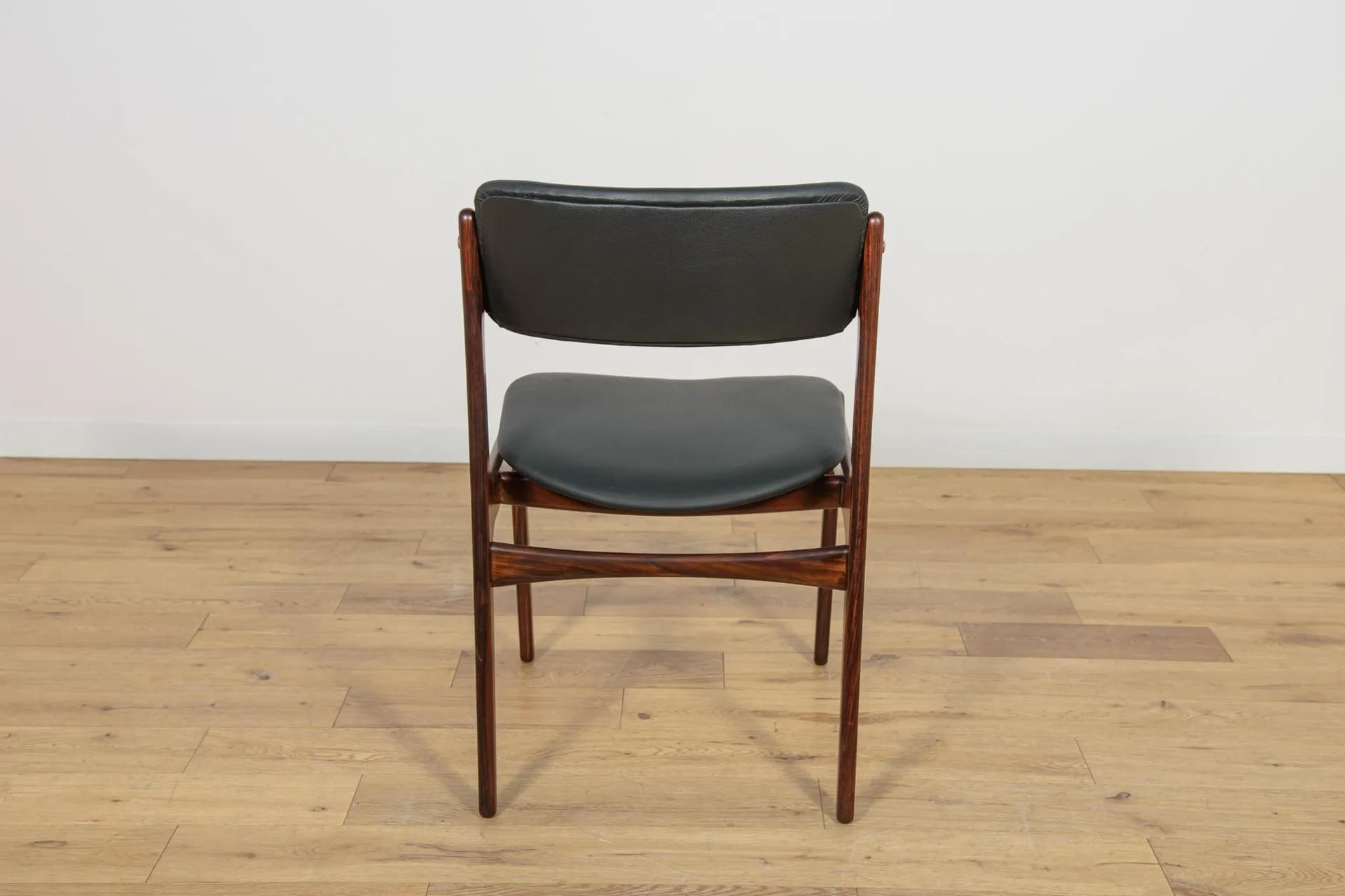 Komplet czterech krzeseł model 49, palisander ciemny, skóra czarna, proj. E. Buch, Dania, lata 60. - 69790