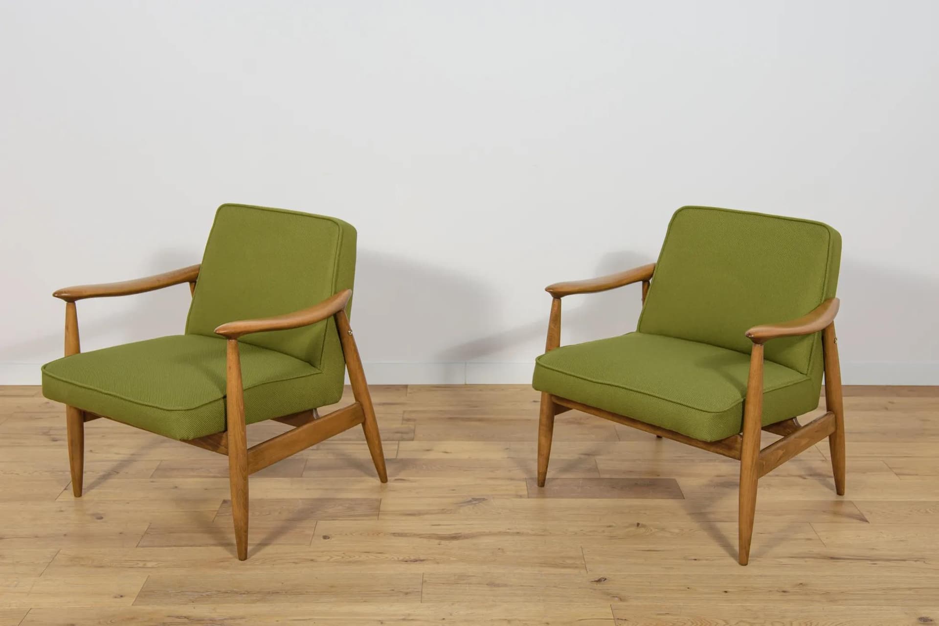 Para foteli GFM-87, oliwkowy, dąb, proj. J. Kędziorek, Polska, lata 70. - 69766