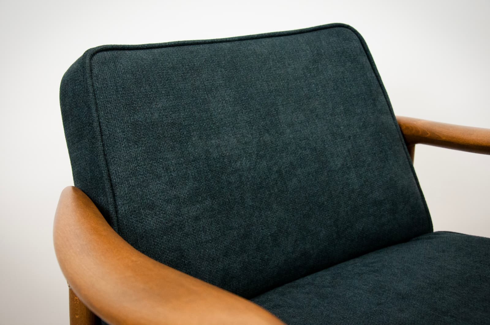 Para foteli GFM-87, dąb, tkanina czarna, proj. J. Kędziorek, Gościcińskie Fabryki Mebli, Polska, lata 70. - 69695