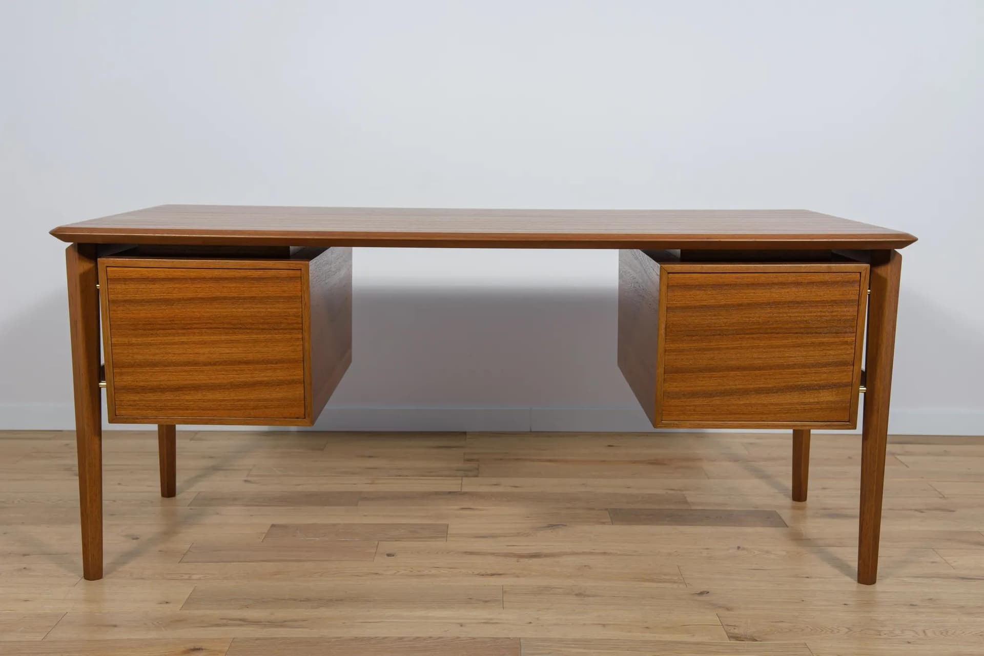 Biurko, drewno brązowy, proj. I. Kofod-Larsen, Szwecja, lata 50. - 69681