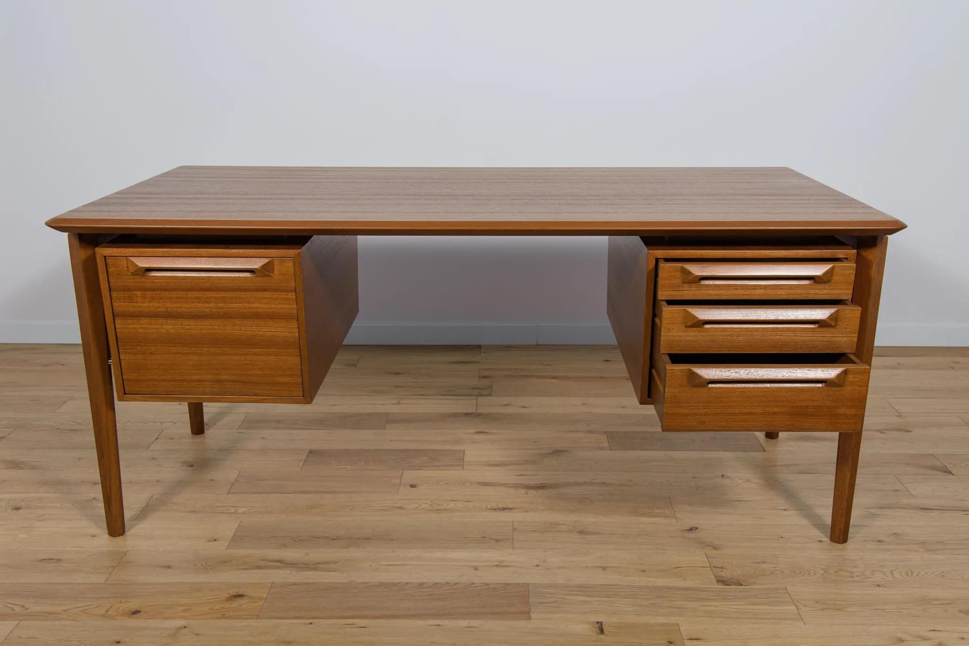 Biurko, drewno brązowy, proj. I. Kofod-Larsen, Szwecja, lata 50. - 69677