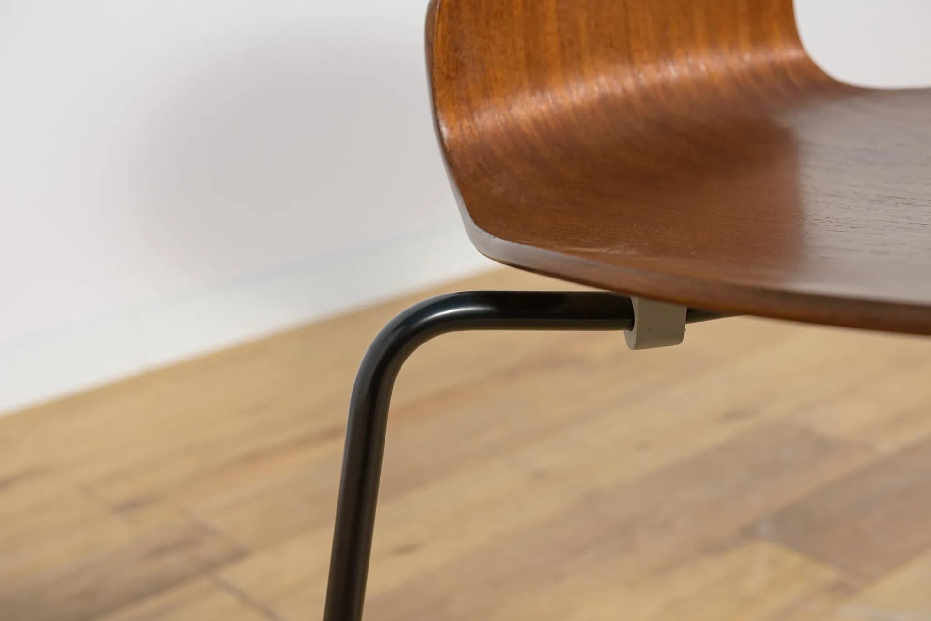 Krzesło Ant Model 3101, sklejka brązowa, metal czarny, proj. A. Jacobsen, Fritz Hansen, Dania, lata 70. - 69659