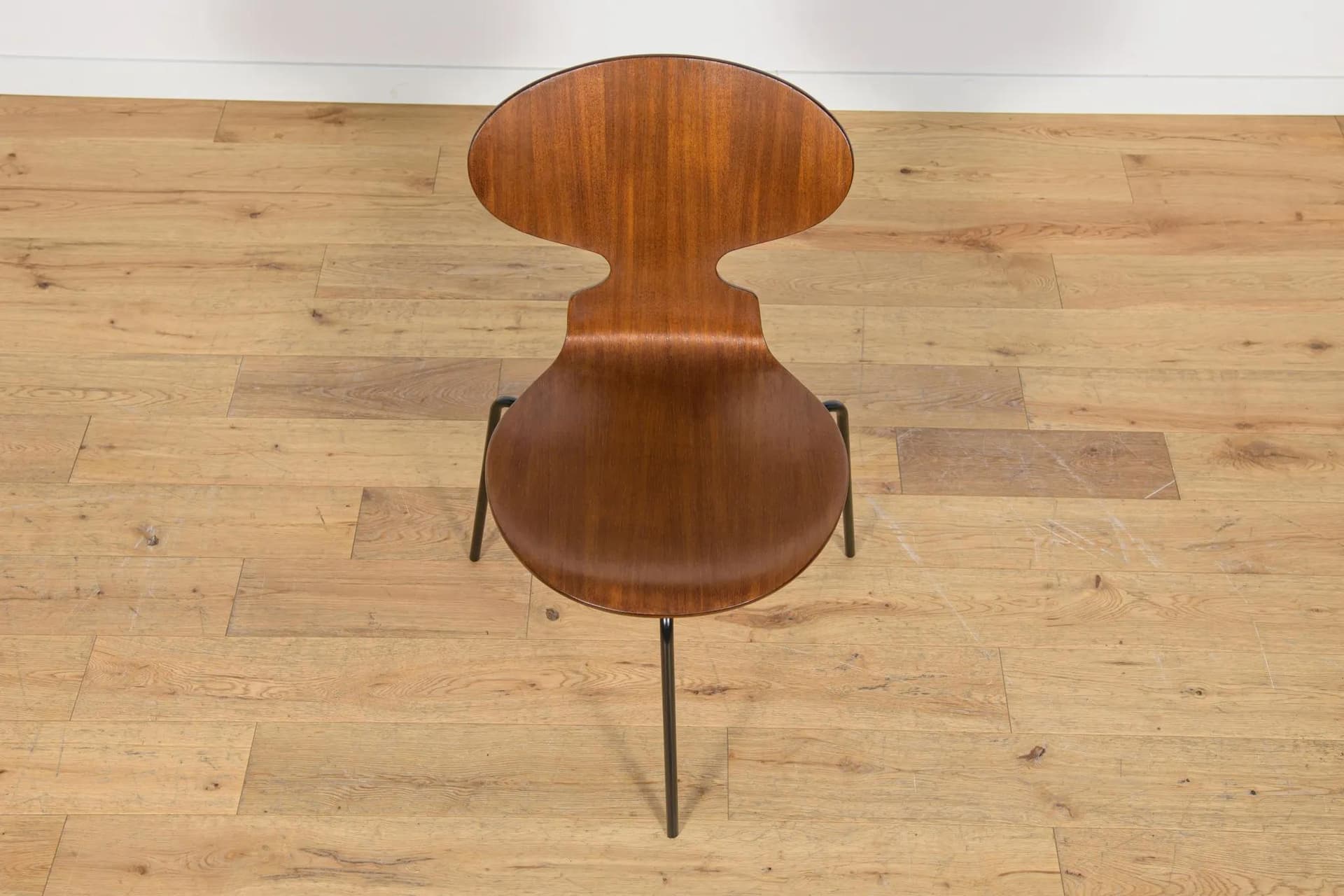 Krzesło Ant Model 3101, sklejka brązowa, metal czarny, proj. A. Jacobsen, Fritz Hansen, Dania, lata 70. - 69656