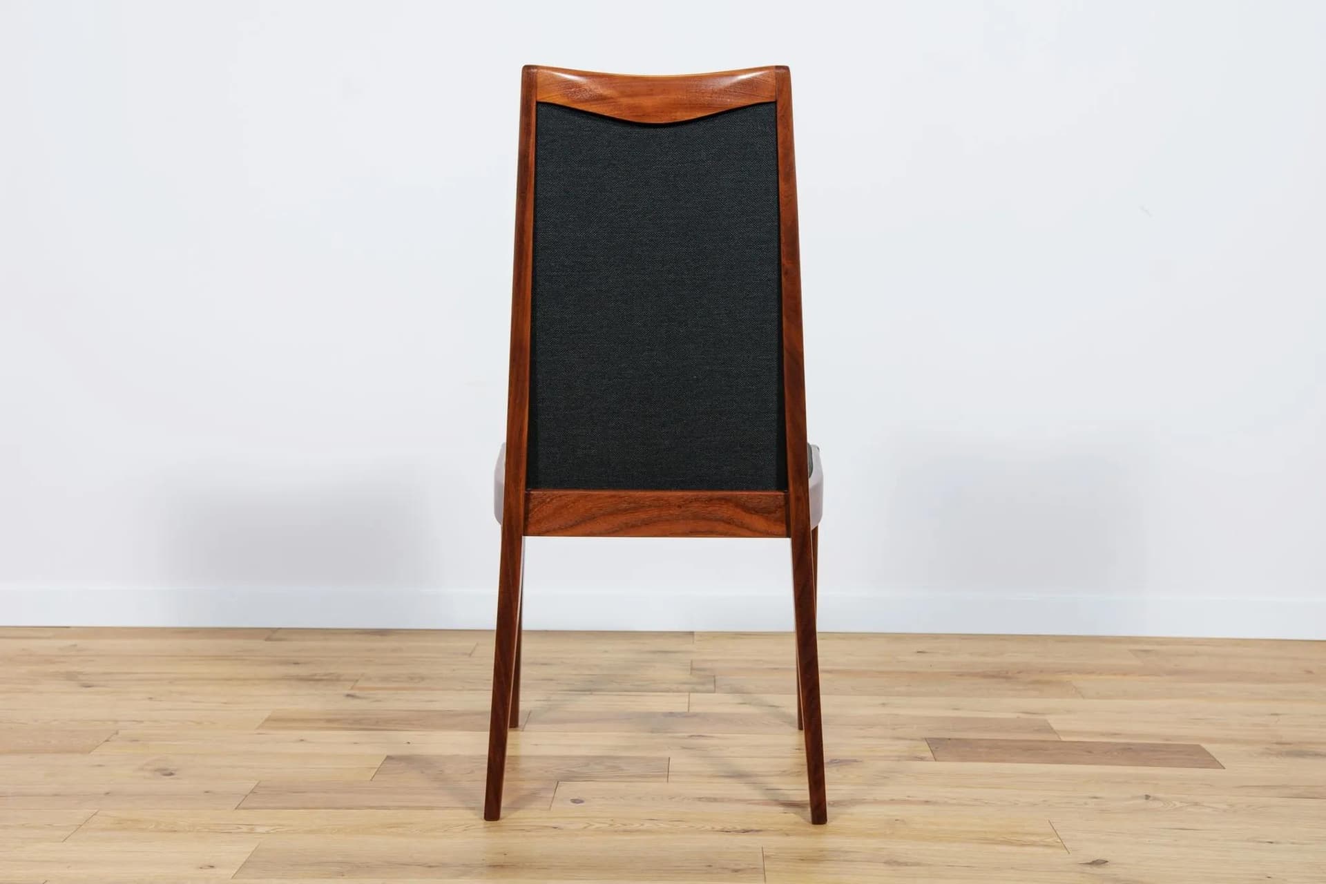 Komplet czterech krzeseł i dwóch foteli, teak, tapicerka czarna, proj. L. Dandy, G-Plan, Wielka Brytania, lata 60. - 72758