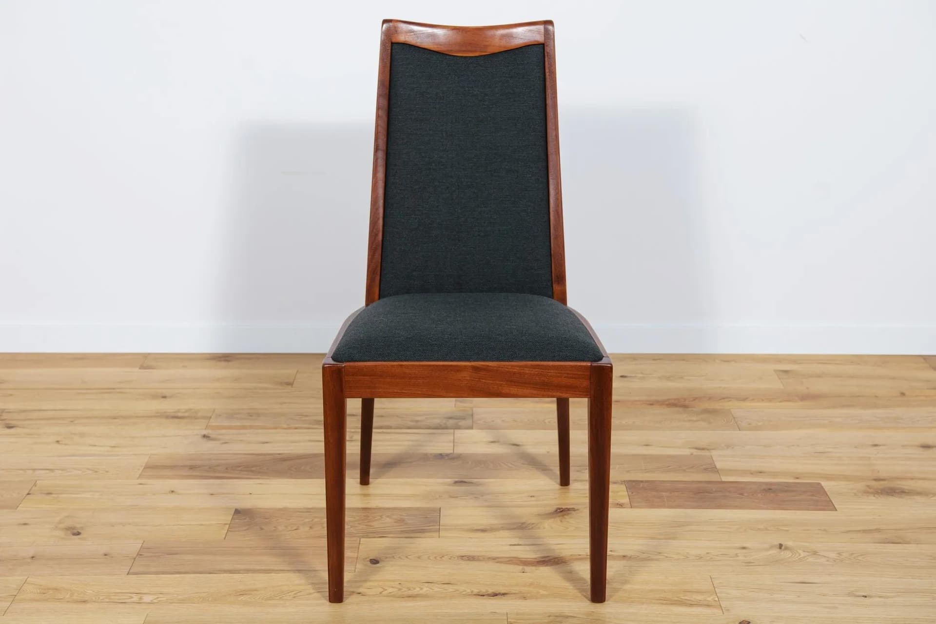 Komplet czterech krzeseł i dwóch foteli, teak, tapicerka czarna, proj. L. Dandy, G-Plan, Wielka Brytania, lata 60. - 72751