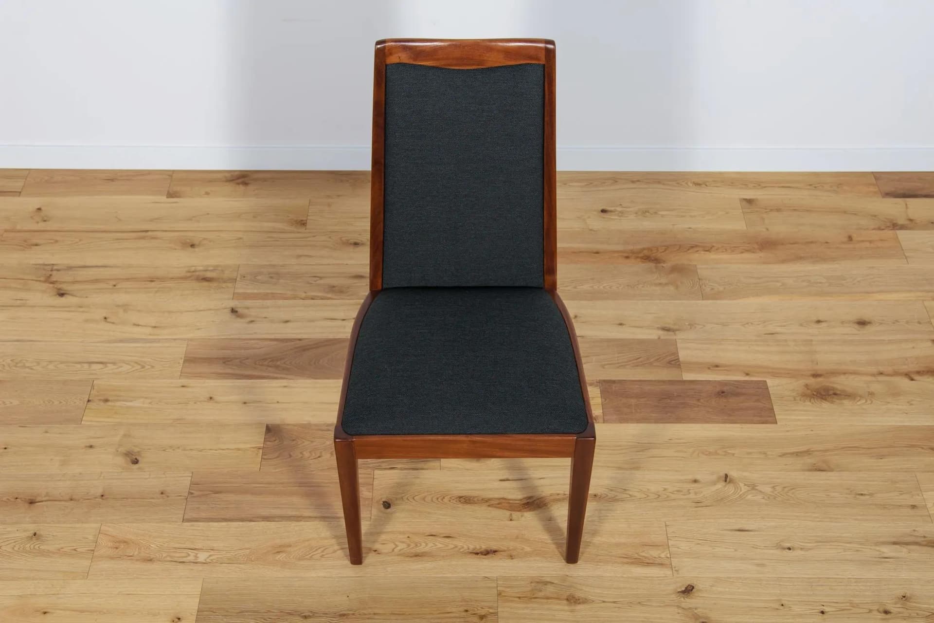 Komplet czterech krzeseł i dwóch foteli, teak, tapicerka czarna, proj. L. Dandy, G-Plan, Wielka Brytania, lata 60. - 72755