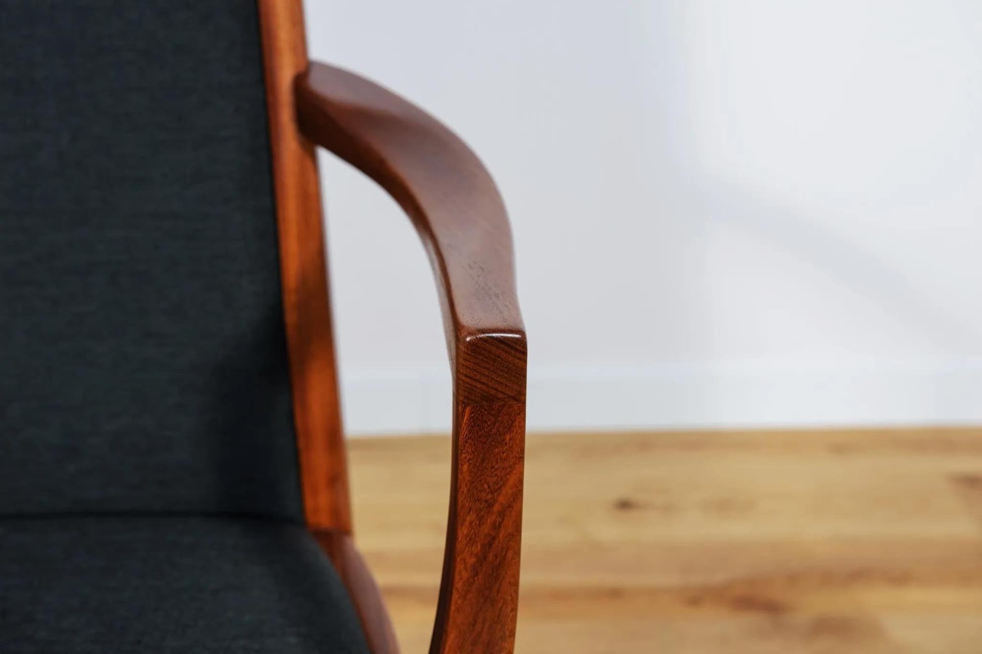 Komplet czterech krzeseł i dwóch foteli, teak, tapicerka czarna, proj. L. Dandy, G-Plan, Wielka Brytania, lata 60. - 72759