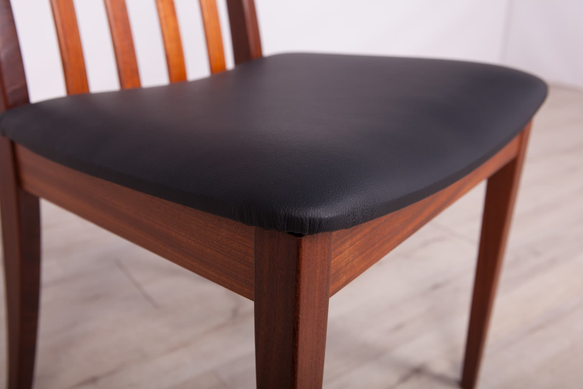 Komplet czterech krzeseł i dwóch foteli, teak brązowy, skóra czarna, proj. L. Dandy, G-Plan, Wielka Brytania, lata 60. - 72686