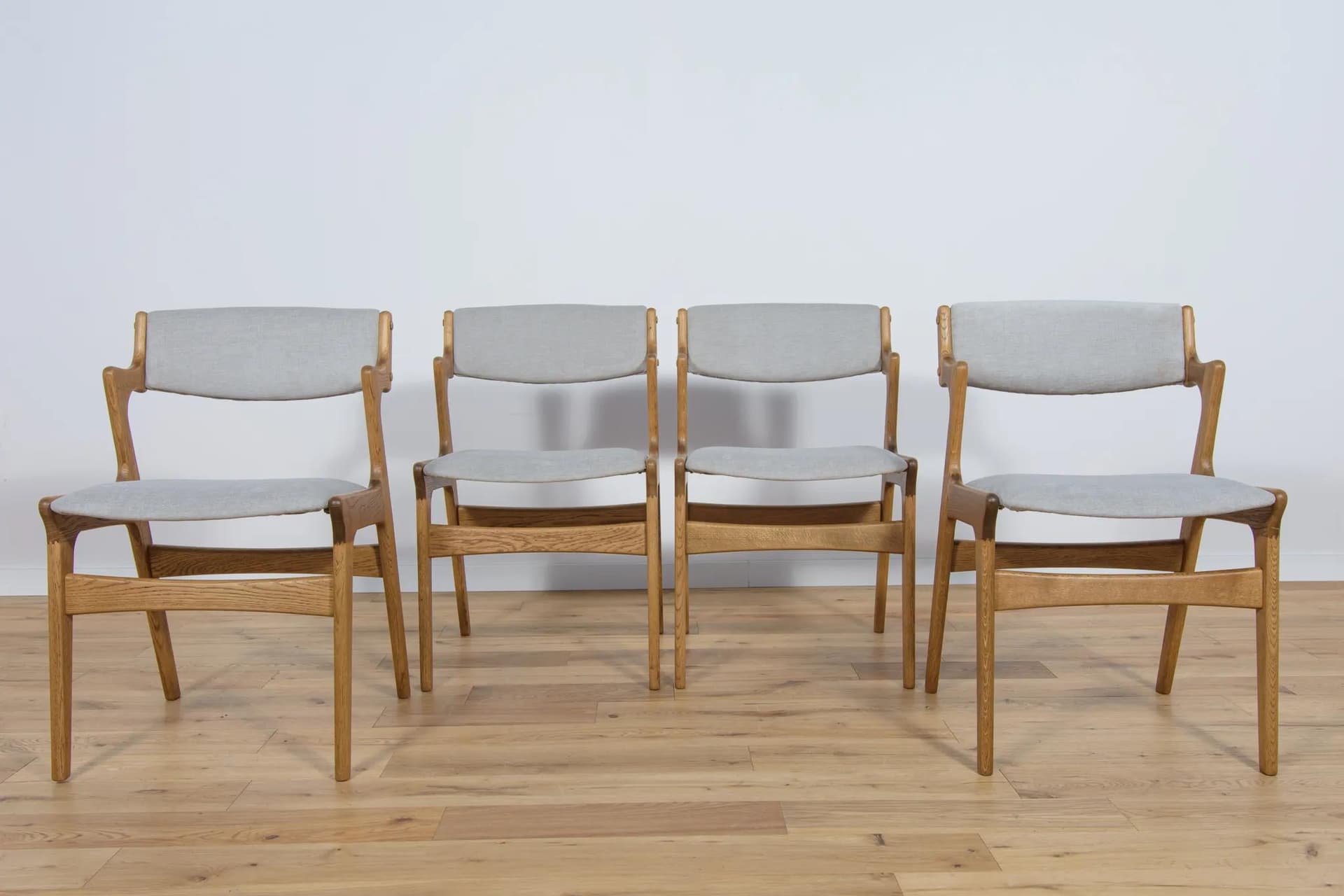 Komplet czterech krzeseł, dąb brązowy, wełna szara, Nova Mobler, Dania, lata 60. - 72629