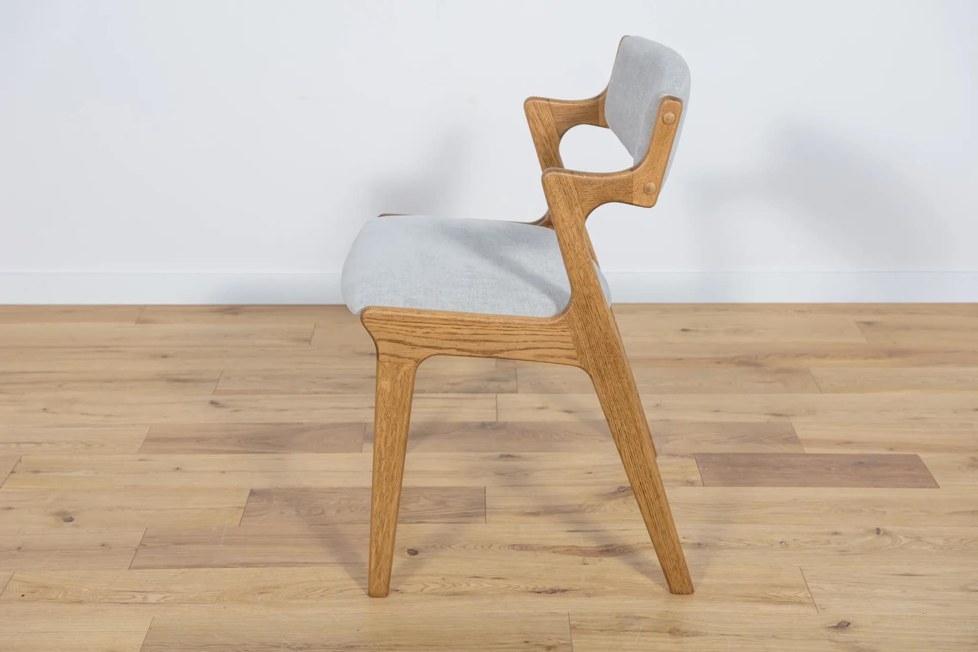 Komplet czterech krzeseł, dąb brązowy, wełna szara, Nova Mobler, Dania, lata 60. - 72628