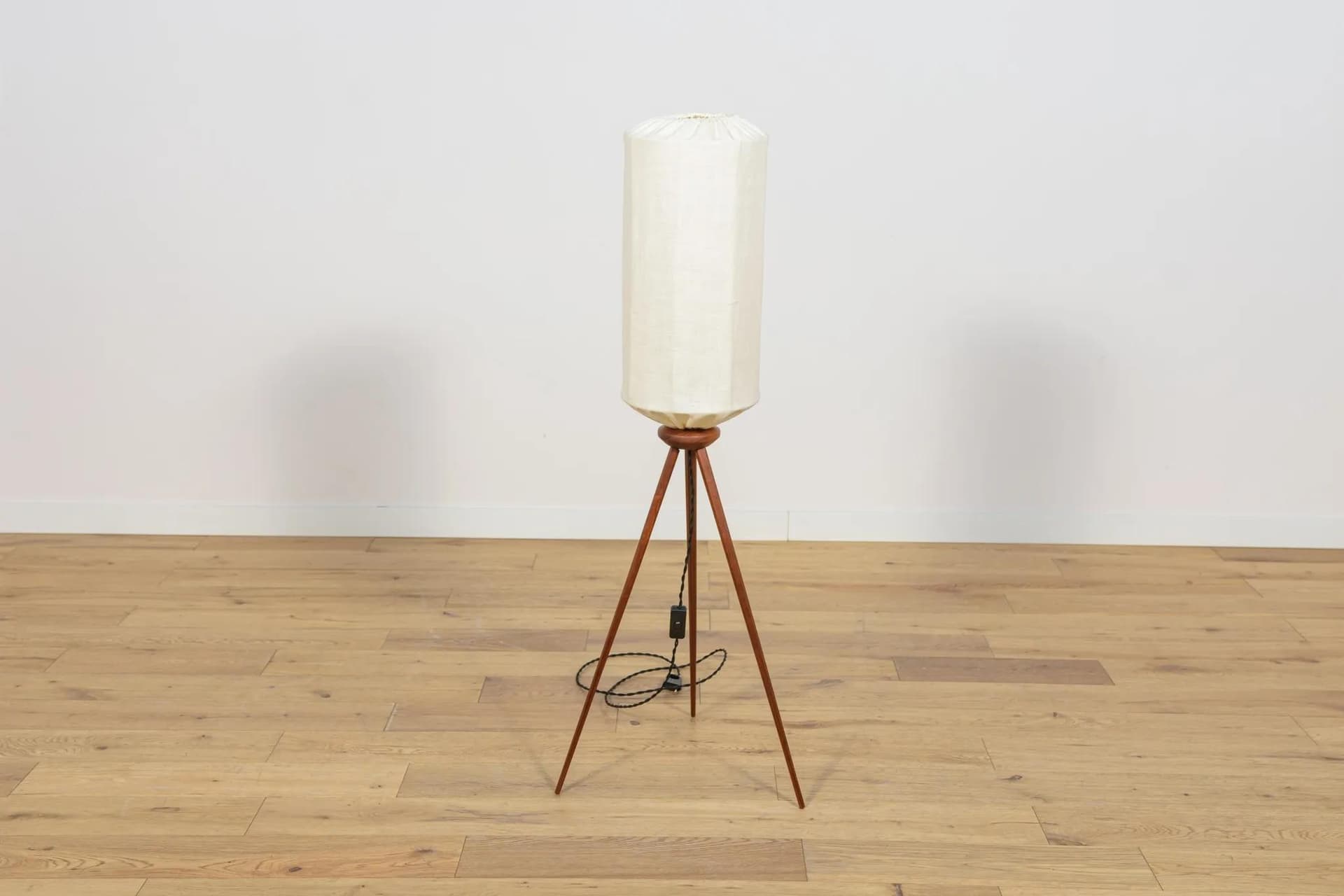 Lampa podłogowa trójnożna, teak jasnobrązowy, Szwecja, lata 70. - 74146