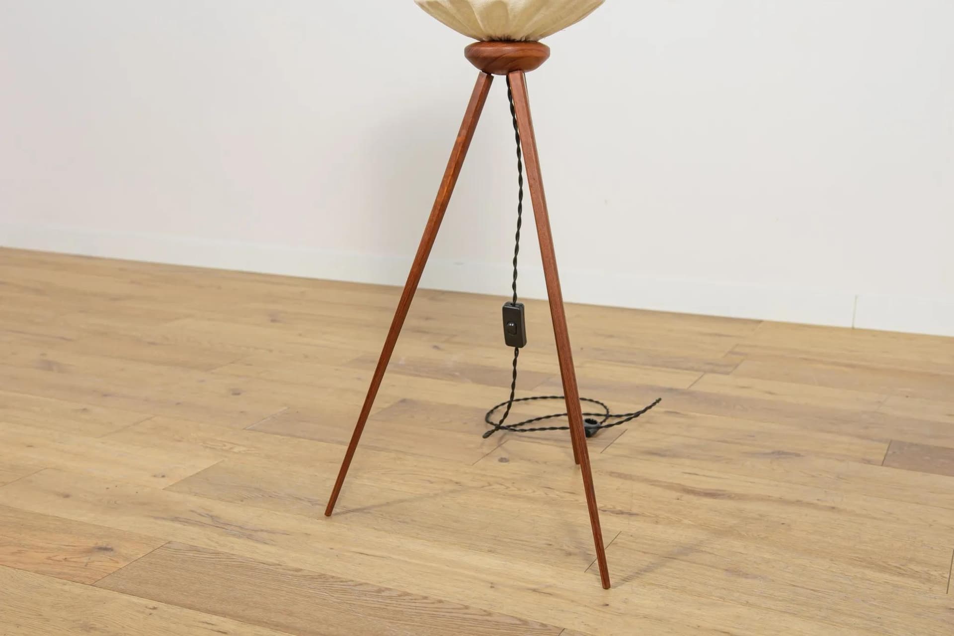 Lampa podłogowa trójnożna, teak jasnobrązowy, Szwecja, lata 70. - 74150