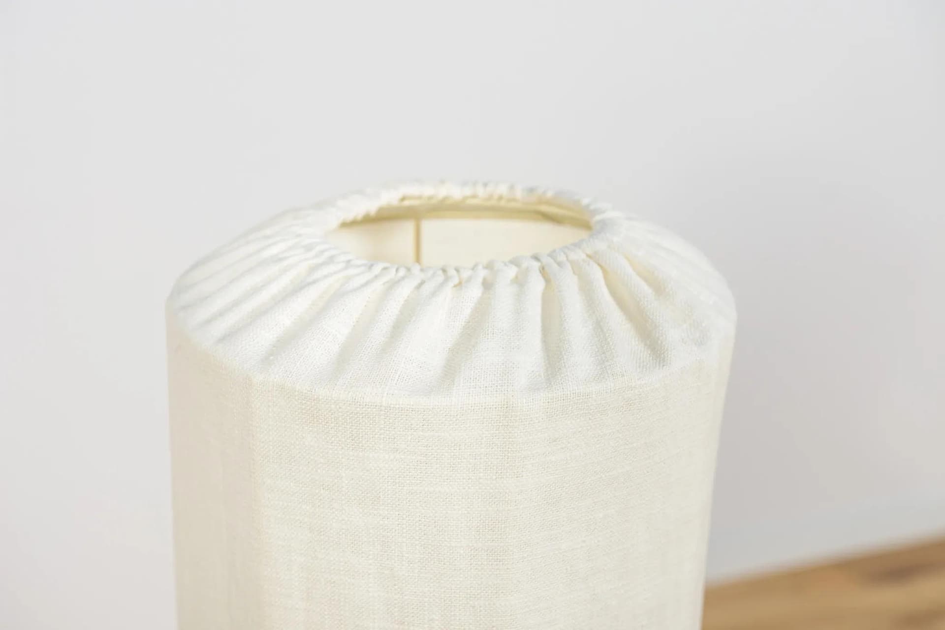 Lampa podłogowa trójnożna, teak jasnobrązowy, Szwecja, lata 70. - 74145