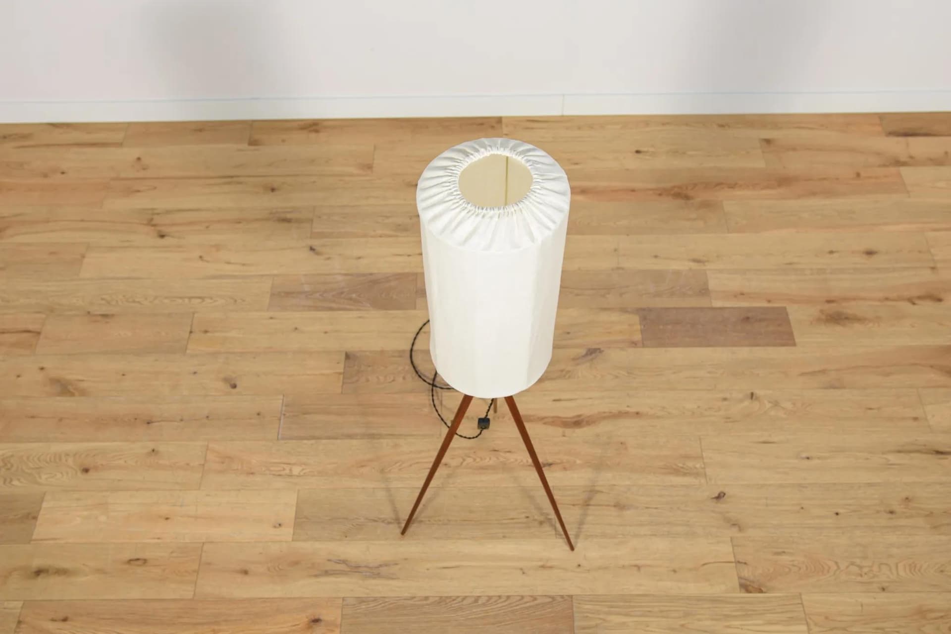 Lampa podłogowa trójnożna, teak jasnobrązowy, Szwecja, lata 70. - 74149