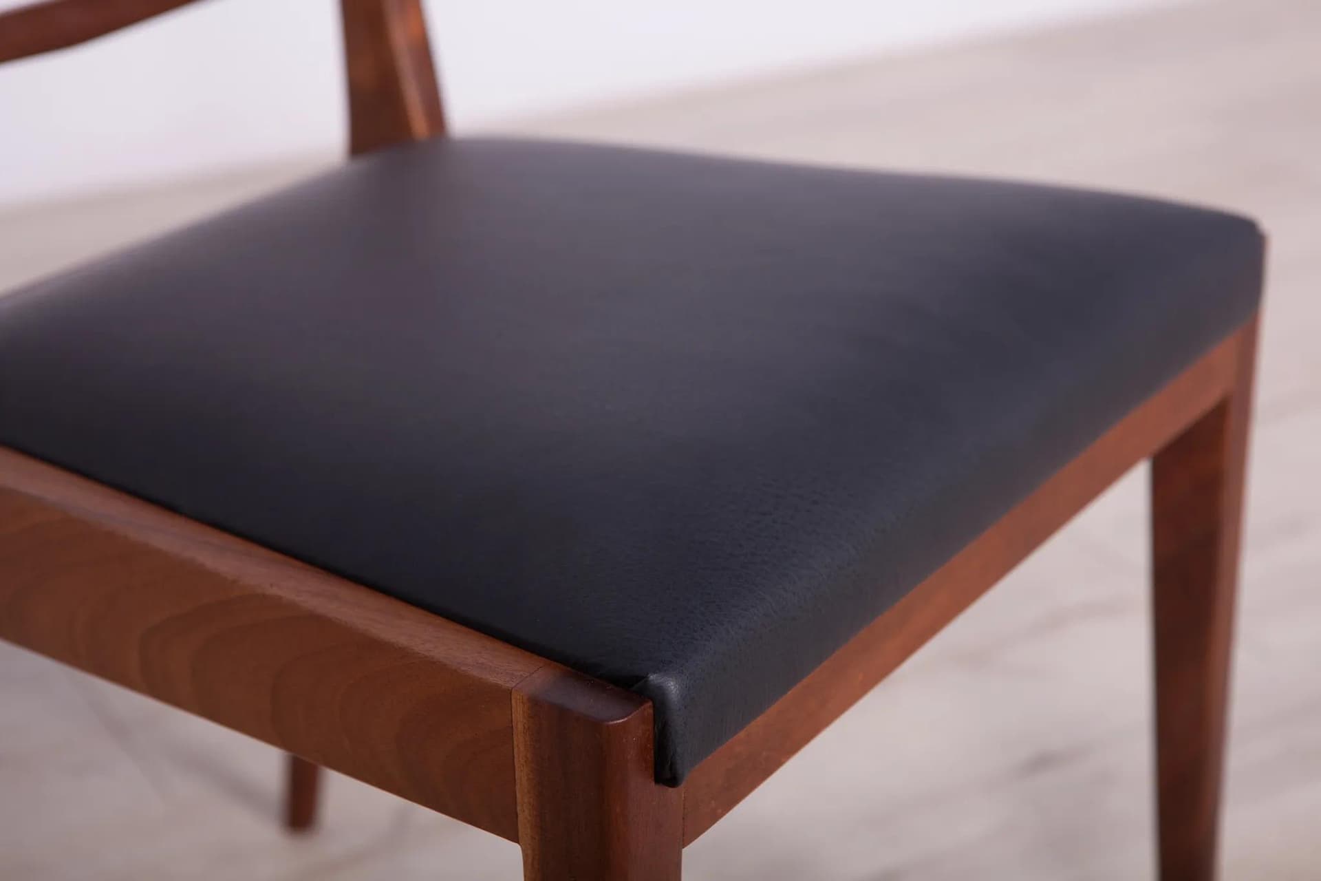 Komplet czterech krzeseł, drewno tekowe brązowe, skóra czarna, McIntosh, Wielka Brytania, lata 60. - 74082