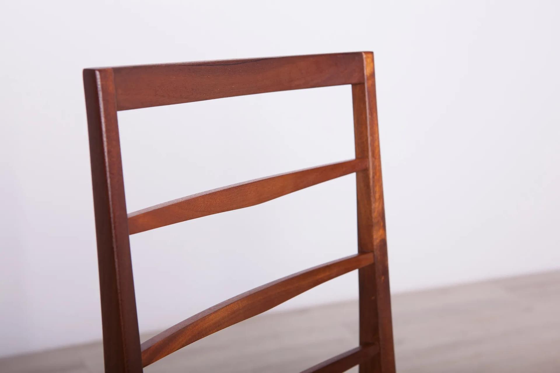 Komplet czterech krzeseł, drewno tekowe brązowe, skóra czarna, McIntosh, Wielka Brytania, lata 60. - 74086