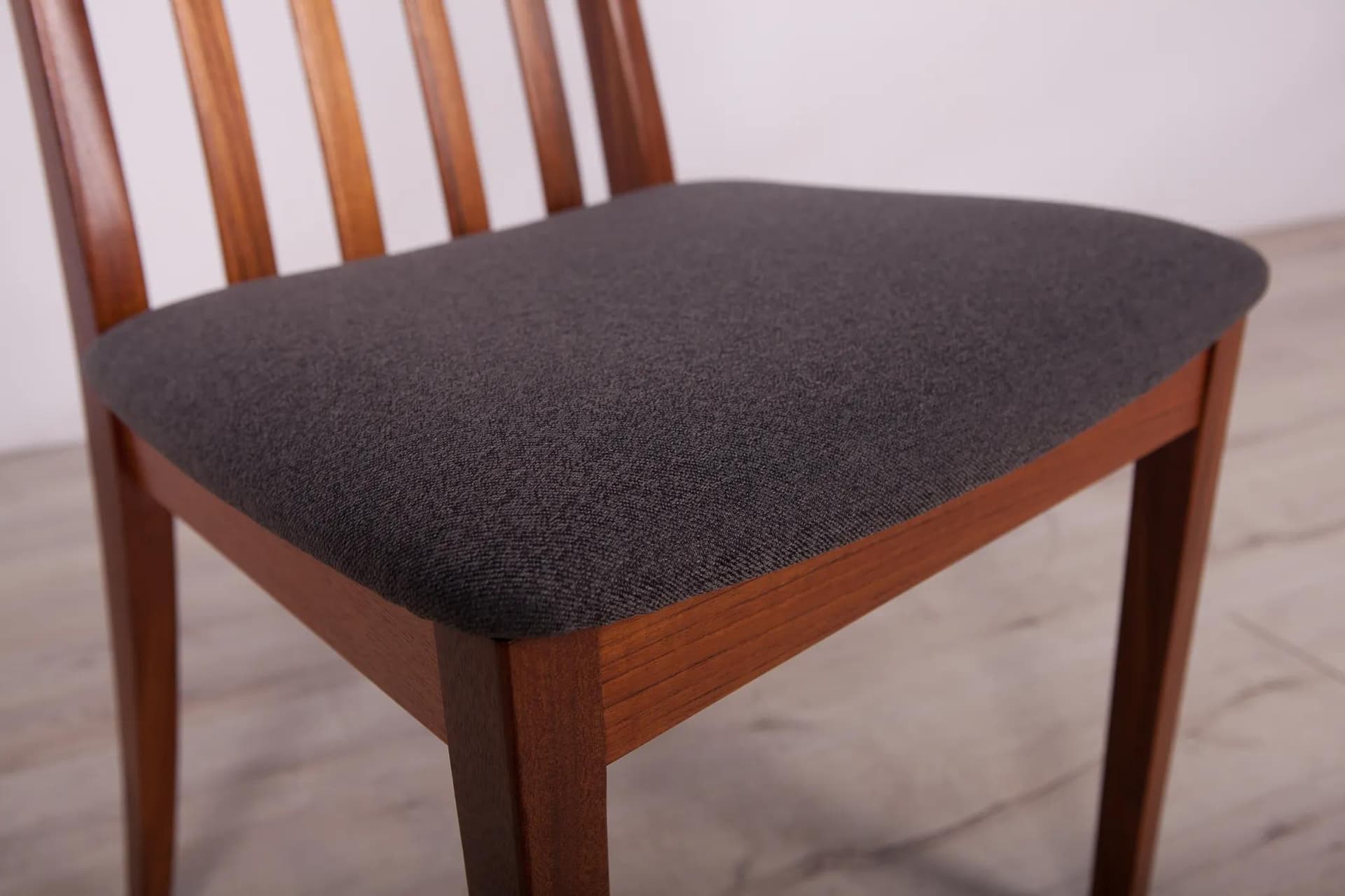 Komplet czterech krzeseł i dwóch foteli, teak, szary, proj. L. Dandy, dla G-Plan, Wielka Brytania, lata 60. - 74076