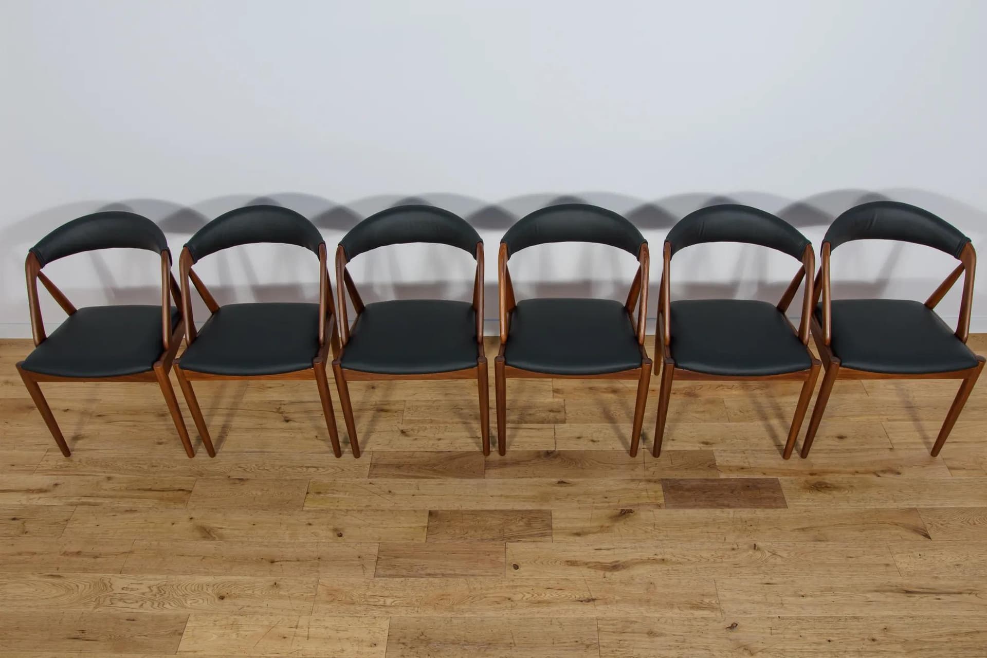 Komplet sześciu krzeseł model 31, teak brązowy, skóra naturalna czarna, proj. K. Kristiansen, Dania, lata 60. - 73996