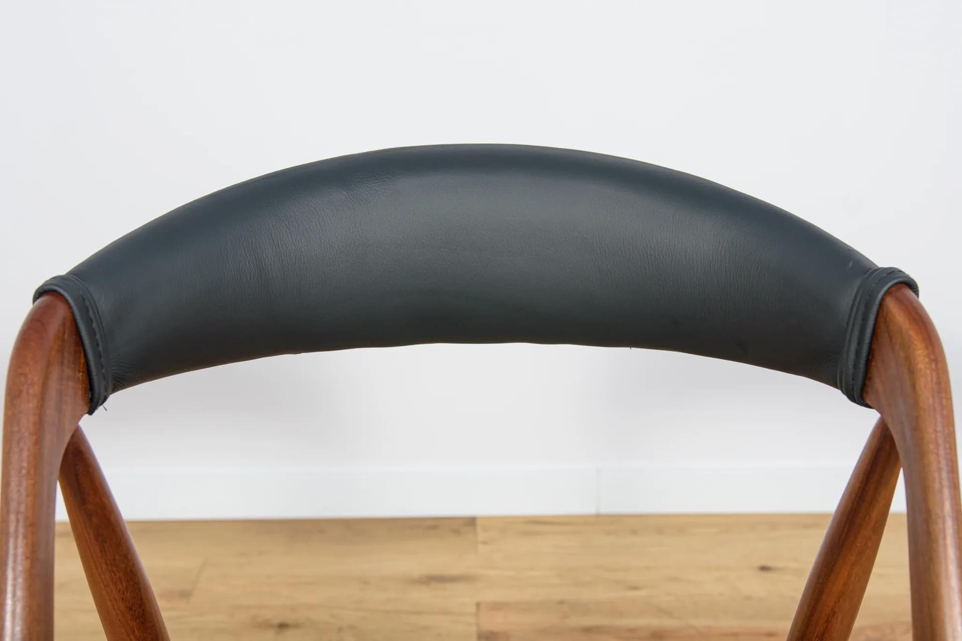 Komplet sześciu krzeseł model 31, teak brązowy, skóra naturalna czarna, proj. K. Kristiansen, Dania, lata 60. - 74002