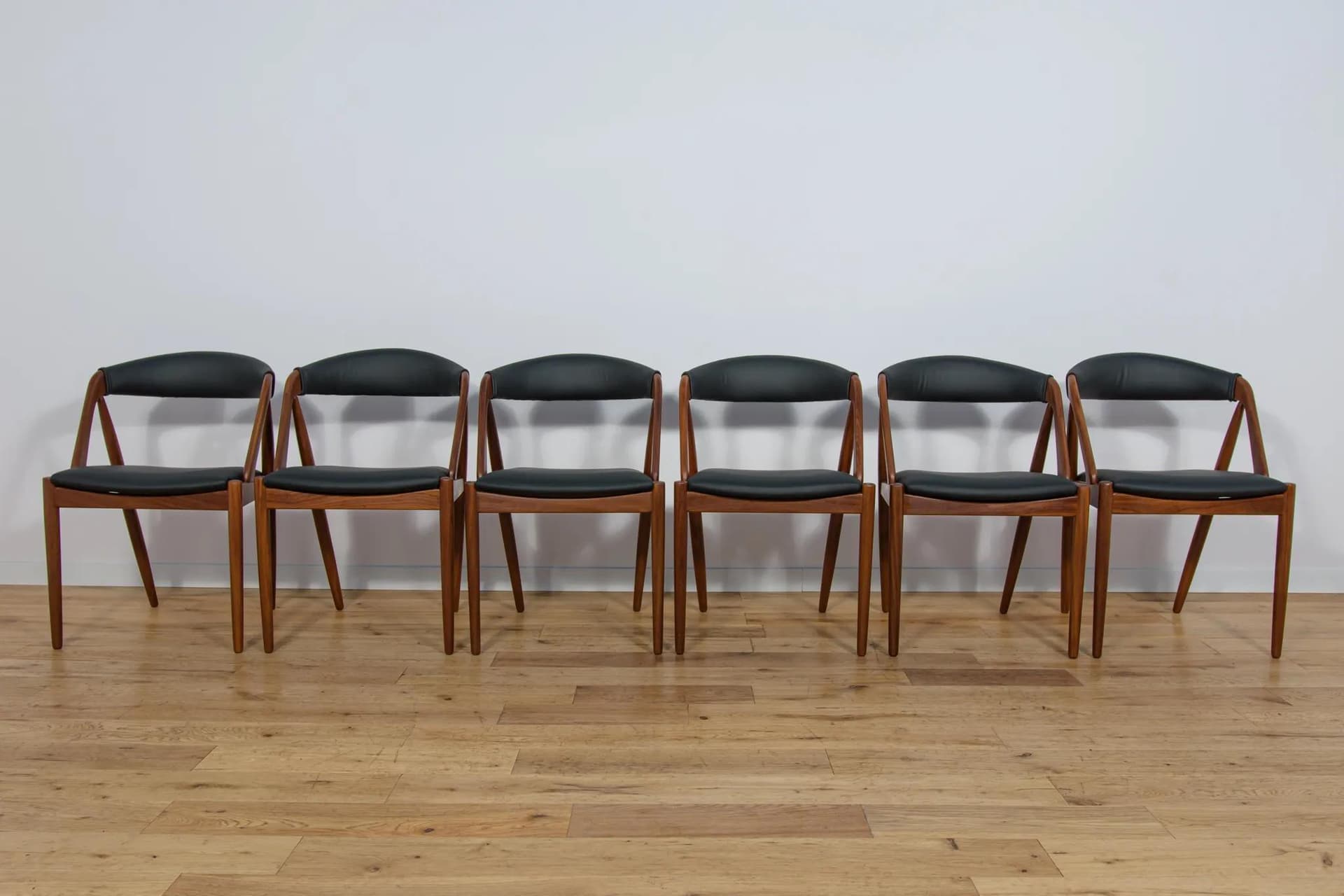 Komplet sześciu krzeseł model 31, teak brązowy, skóra naturalna czarna, proj. K. Kristiansen, Dania, lata 60. - 73995