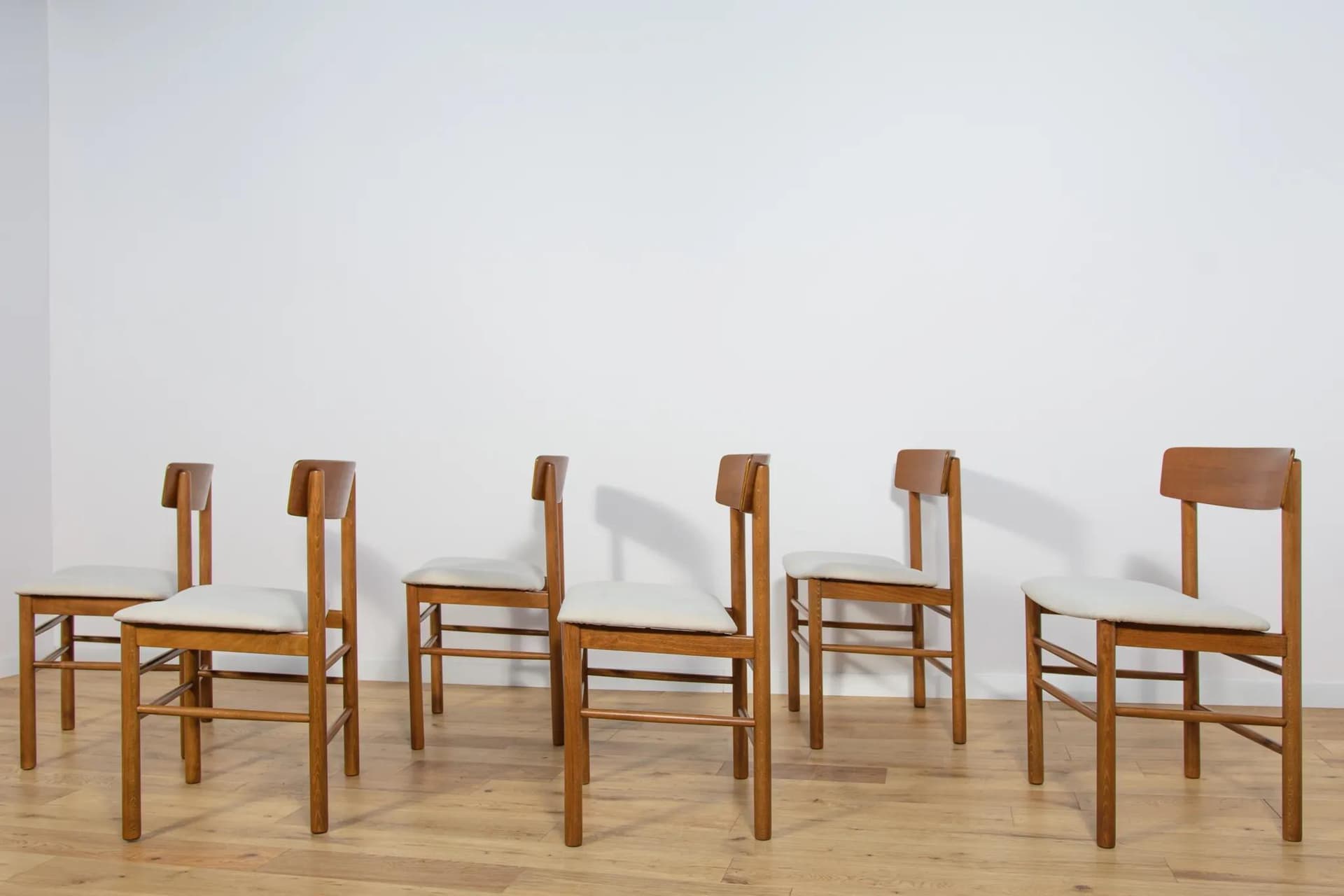 Komplet sześciu krzeseł J39, buk jasnobrązowy, teak jasnobrązowy, tkanina kremowa, proj. B. Mogensen, Dania, lata 50. - 73978