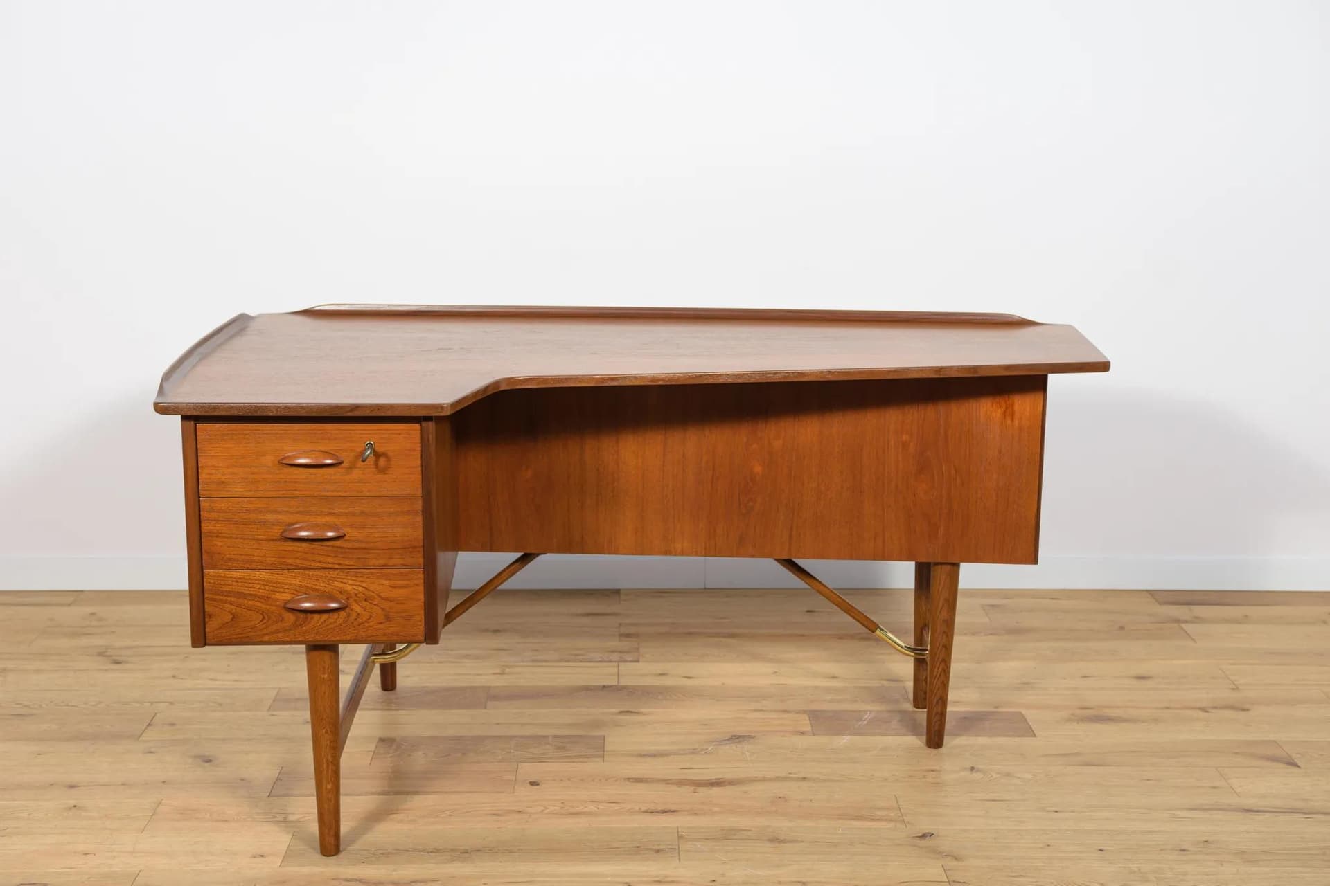 Desk Boomerang, brown teak, by P. Løvig Nielsen, Denmark, 1970s. - 73935