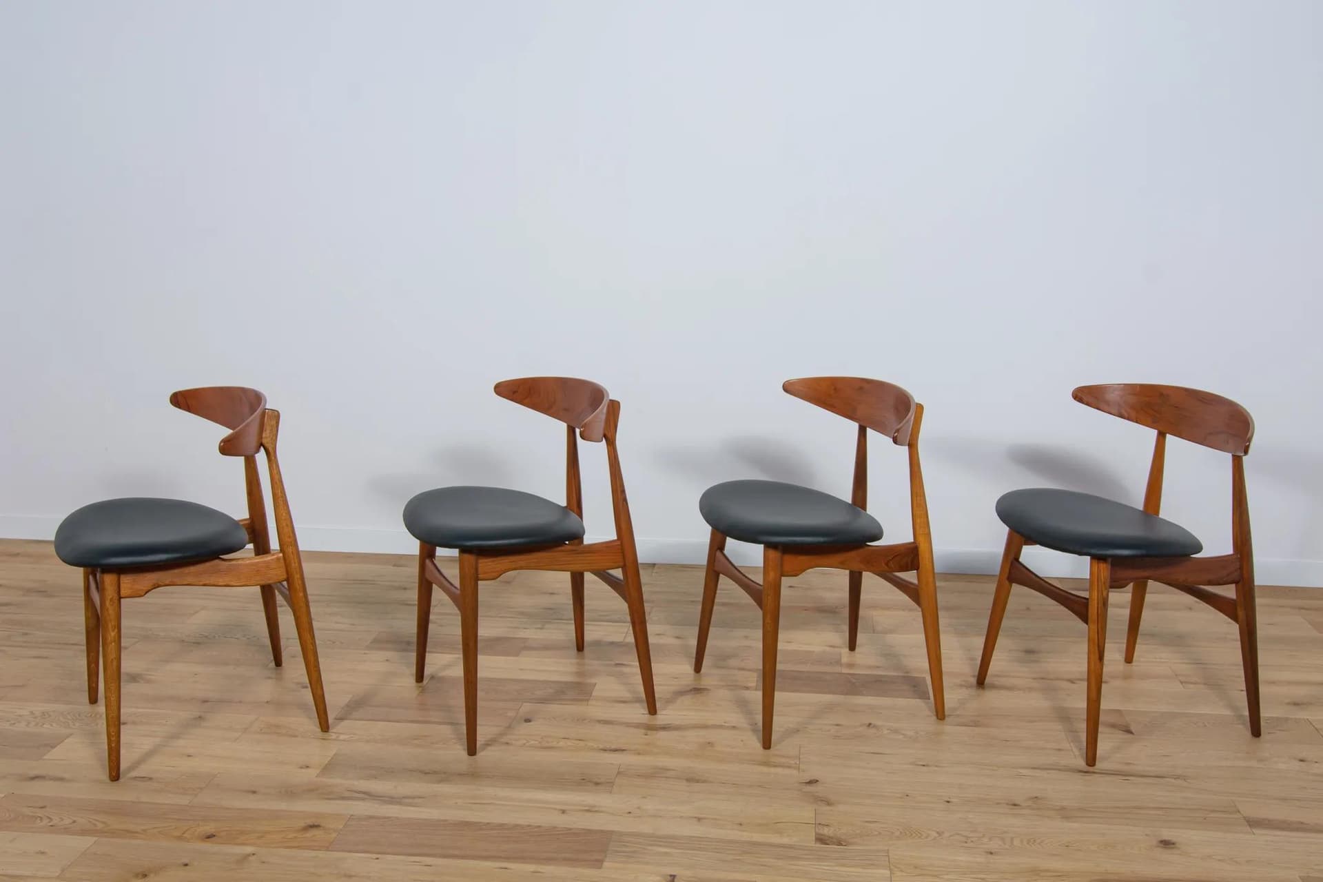Komplet czterech krzeseł Model CH33, dąb brązowy ciemny, teak brązowy ciemny, skóra naturalna czarna, proj. H. J. Wegner, Carl Hansen & Søn, Dania, lata 60. - 73926