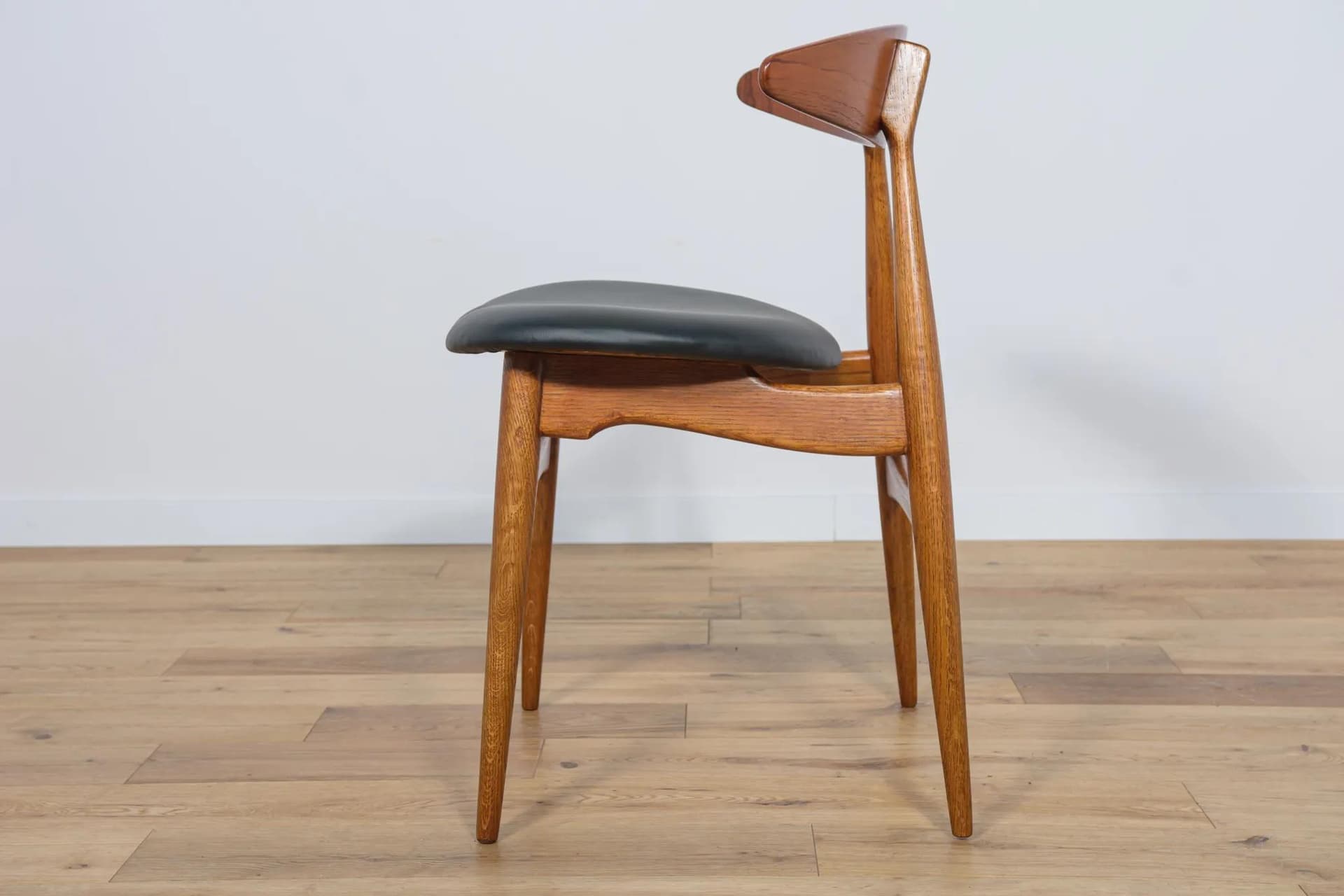 Komplet czterech krzeseł Model CH33, dąb brązowy ciemny, teak brązowy ciemny, skóra naturalna czarna, proj. H. J. Wegner, Carl Hansen & Søn, Dania, lata 60. - 73933