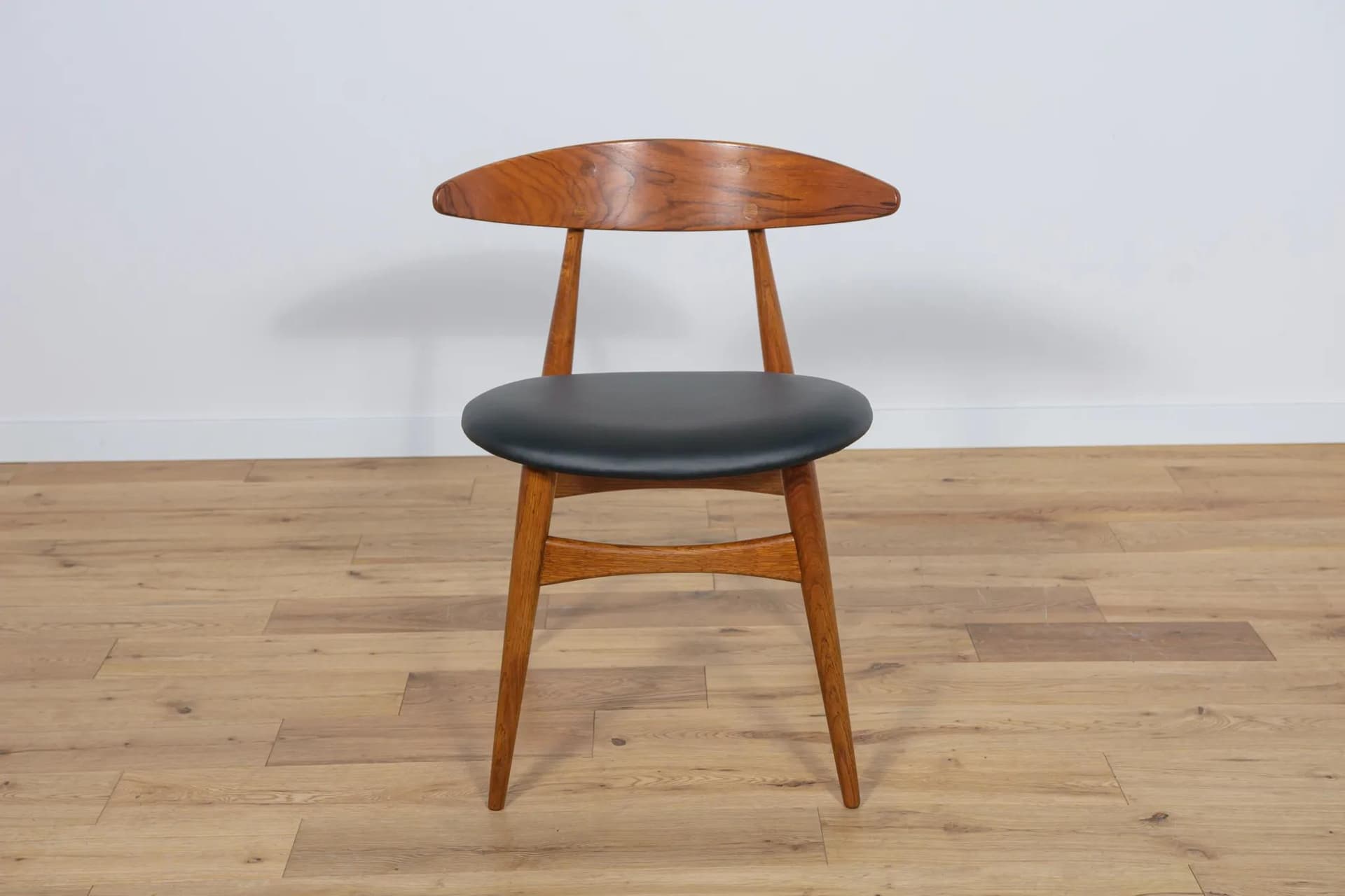 Komplet czterech krzeseł Model CH33, dąb brązowy ciemny, teak brązowy ciemny, skóra naturalna czarna, proj. H. J. Wegner, Carl Hansen & Søn, Dania, lata 60. - 73930