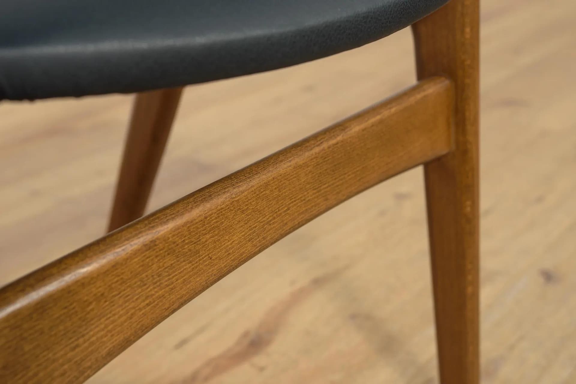 Komplet czterech krzeseł, buk brązowy, skóra czarna, Dania, lata 60. - 73894