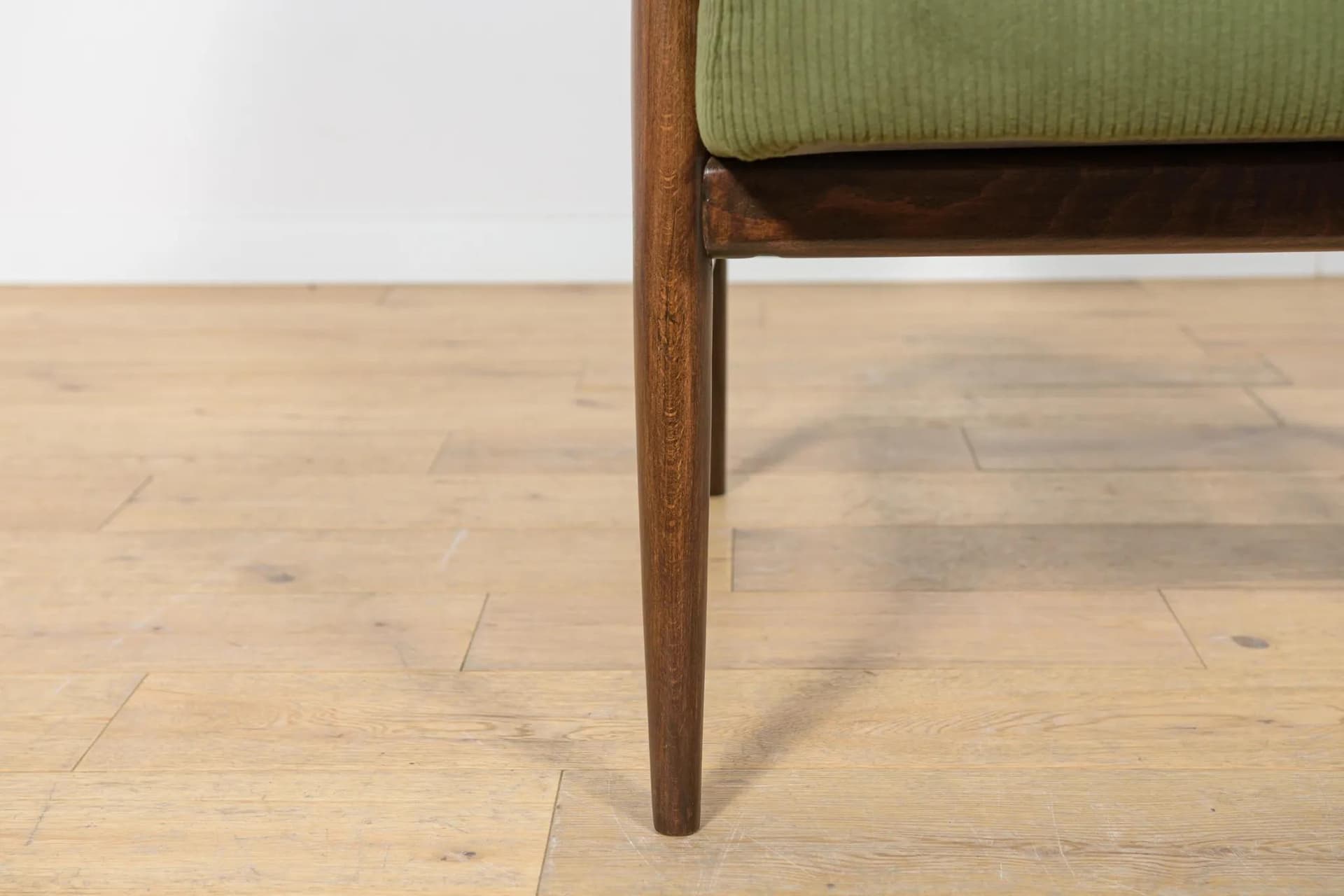 Fotel Typ 300-192, sztruks oliwkowy, buk brązowy, proj. J. Kędziorek, Polska, lata 70. - 73781