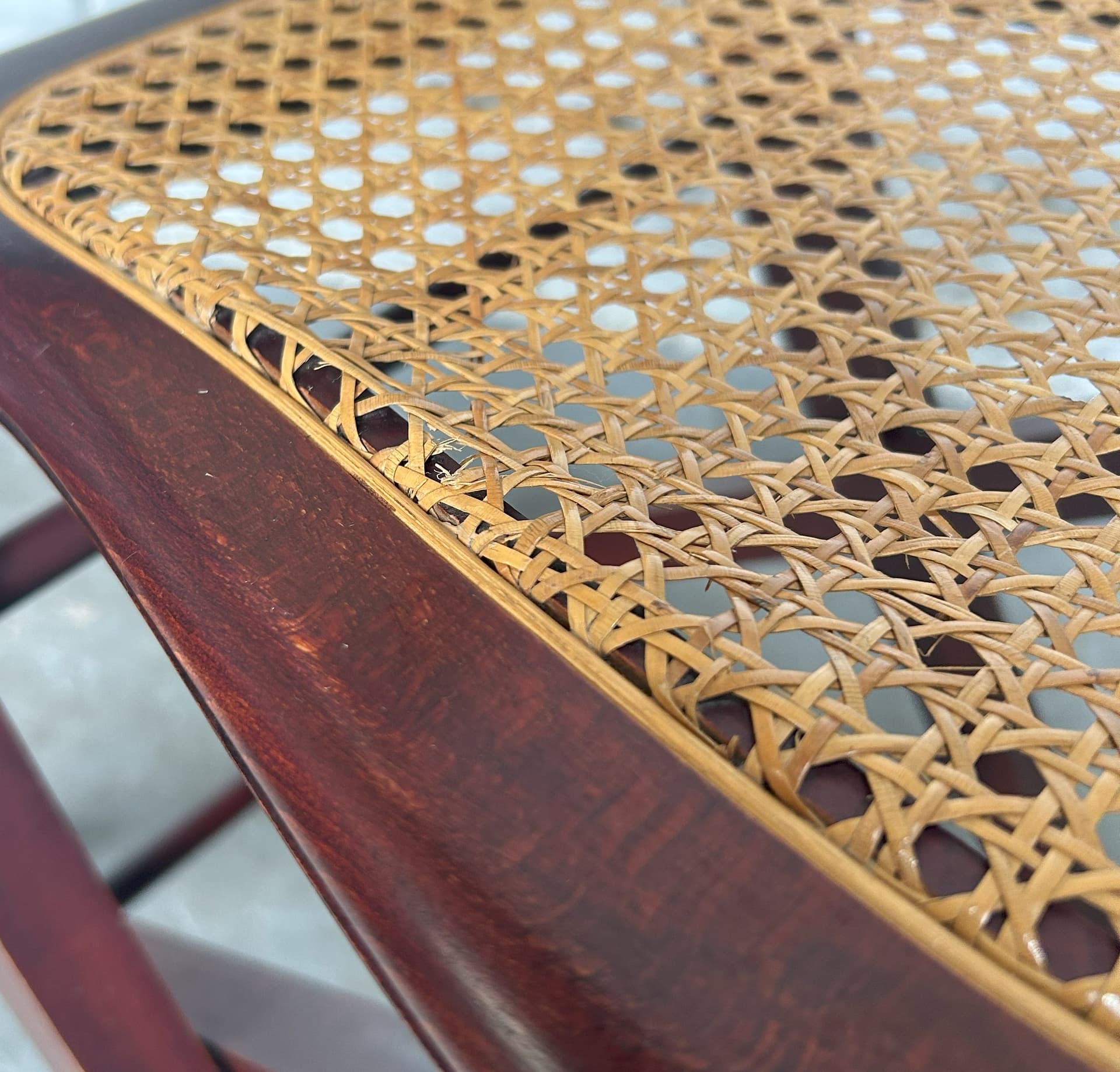 Para krzeseł, drewno ciemnobrązowe, rattan miodowy, lata 70. - 73590