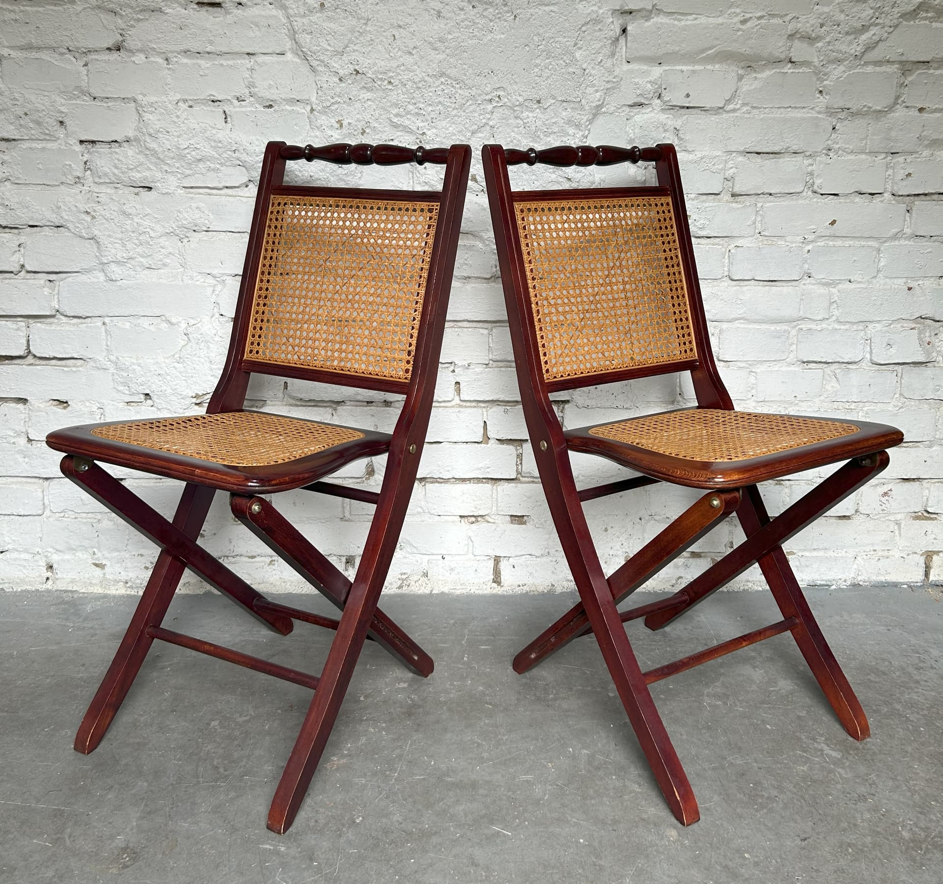 Para krzeseł, drewno ciemnobrązowe, rattan miodowy, lata 70. - 73599