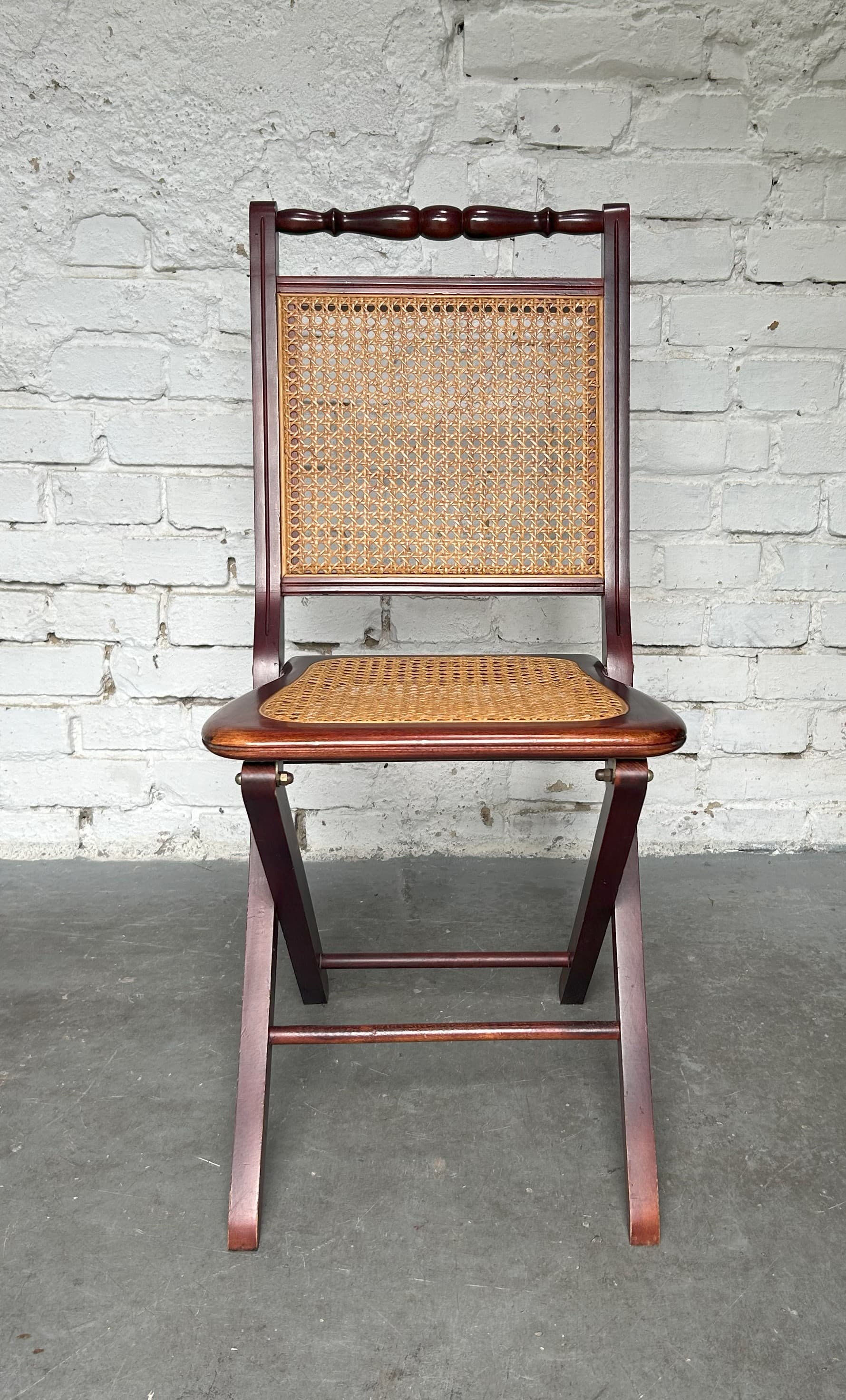 Para krzeseł, drewno ciemnobrązowe, rattan miodowy, lata 70. - 73595