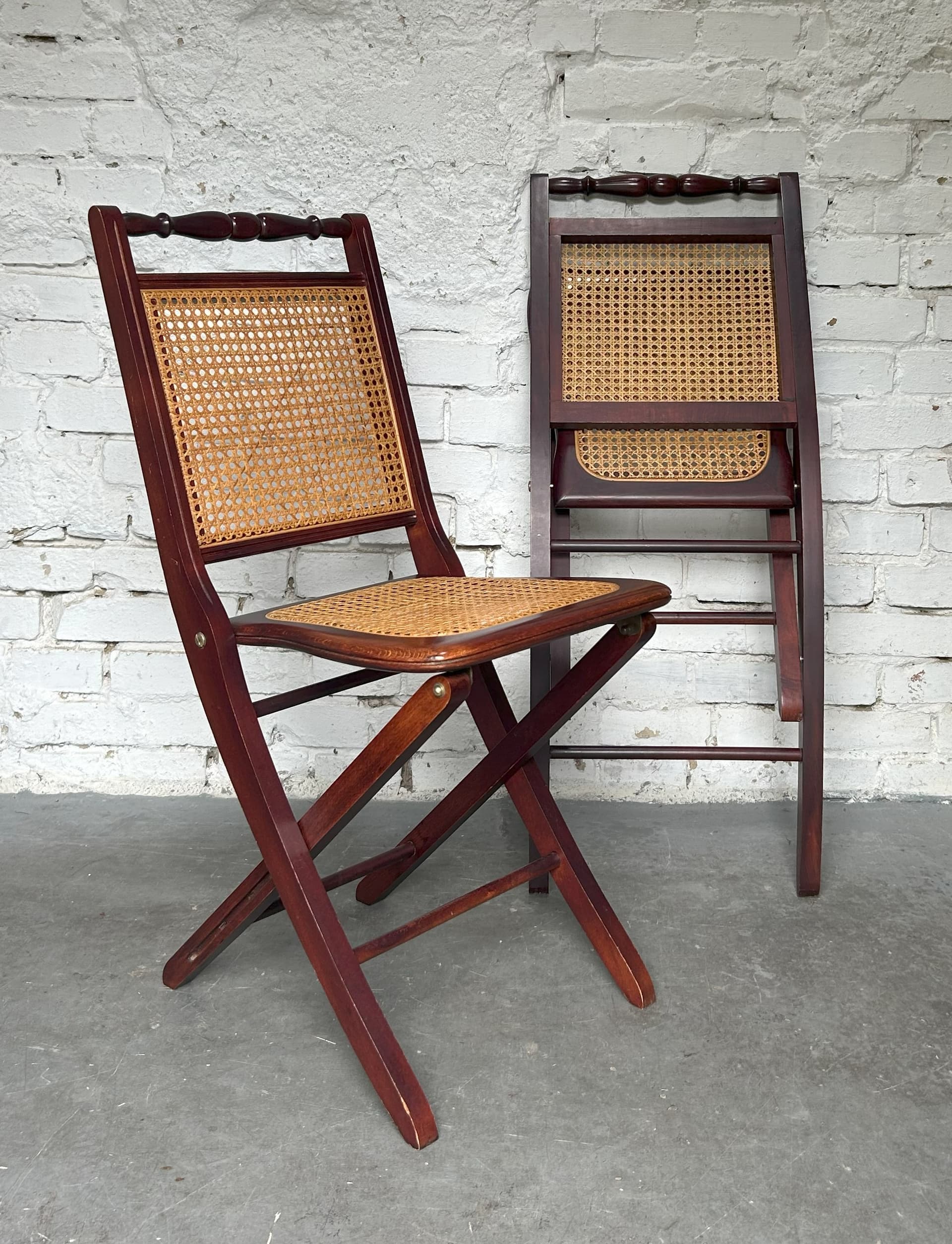 Para krzeseł, drewno ciemnobrązowe, rattan miodowy, lata 70. - 73591