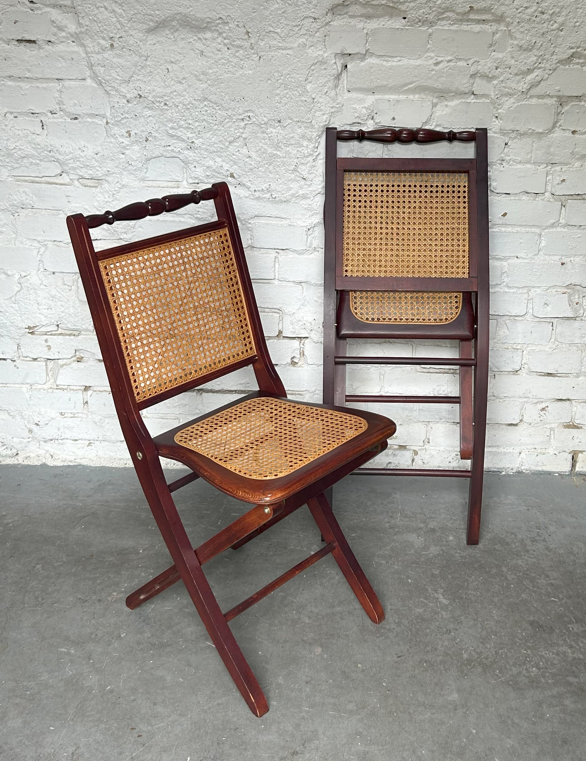 Para krzeseł, drewno ciemnobrązowe, rattan miodowy, lata 70. - 73596