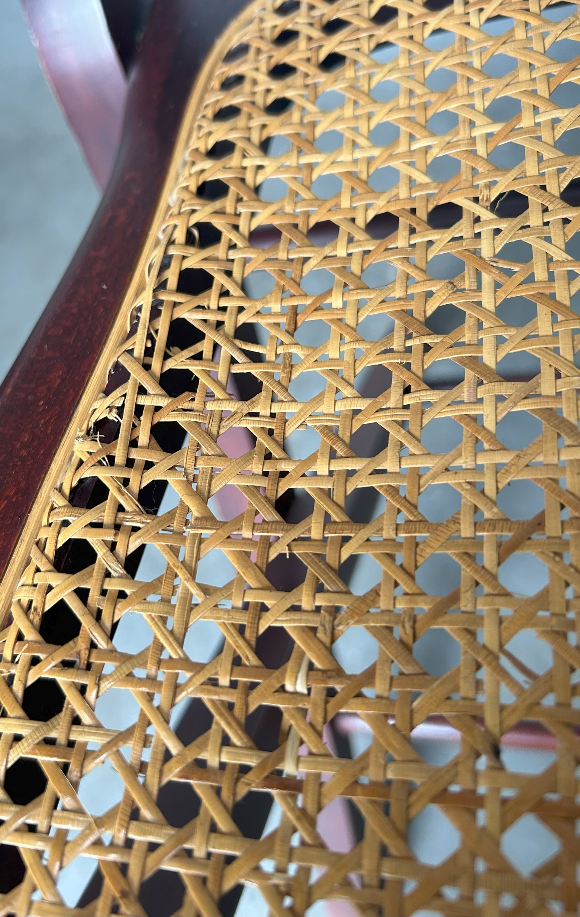 Para krzeseł, drewno ciemnobrązowe, rattan miodowy, lata 70. - 73598