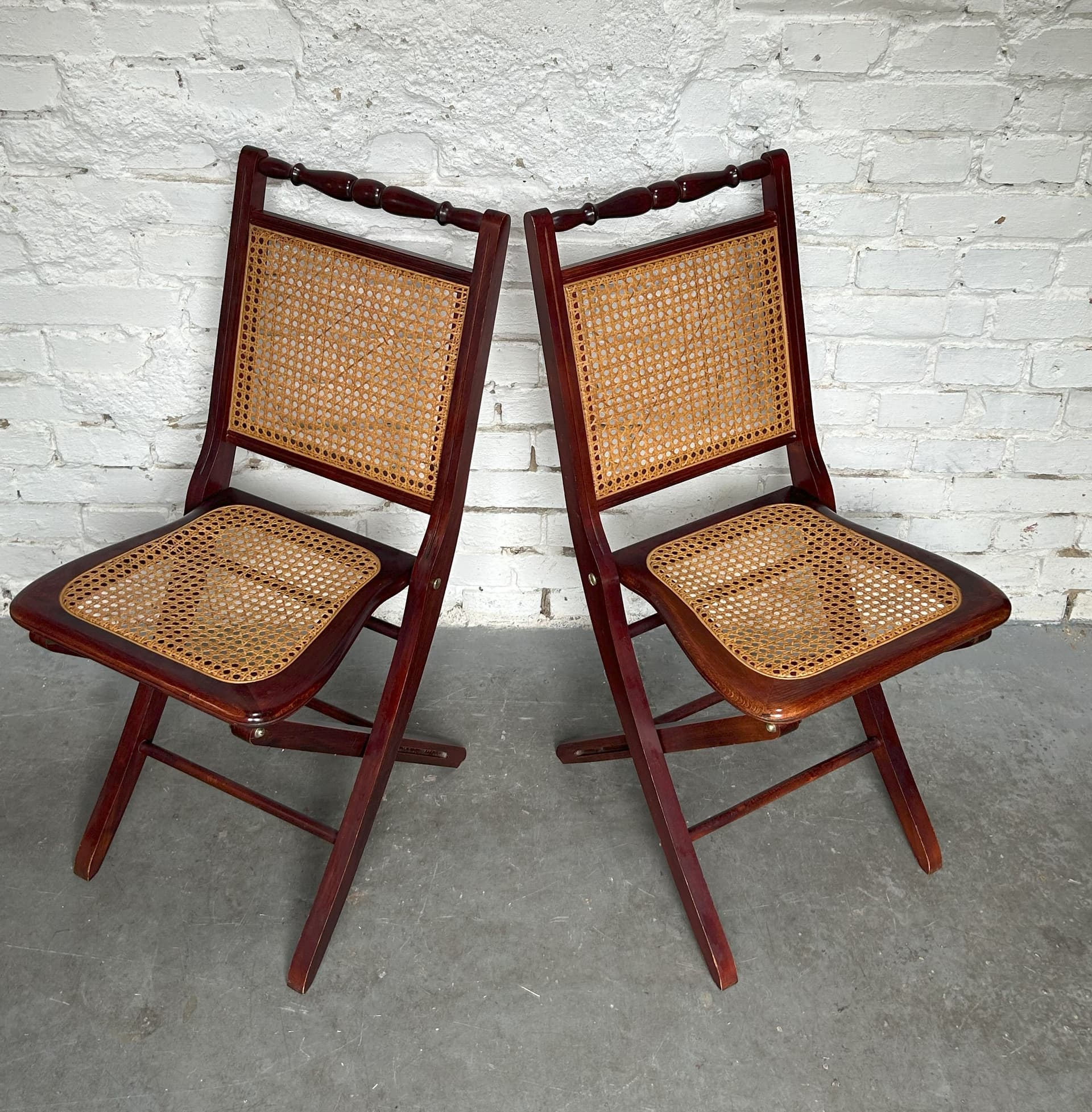 Para krzeseł, drewno ciemnobrązowe, rattan miodowy, lata 70. - 73594
