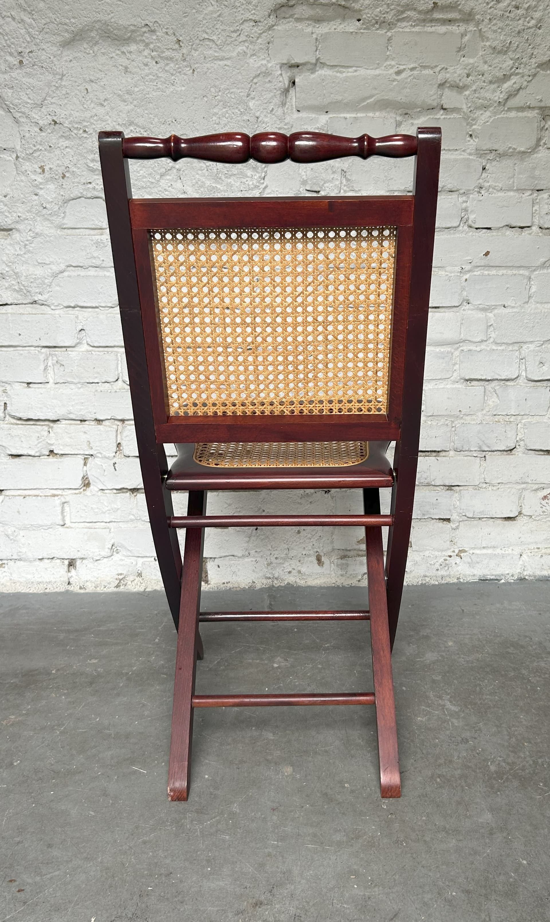 Para krzeseł, drewno ciemnobrązowe, rattan miodowy, lata 70. - 73597