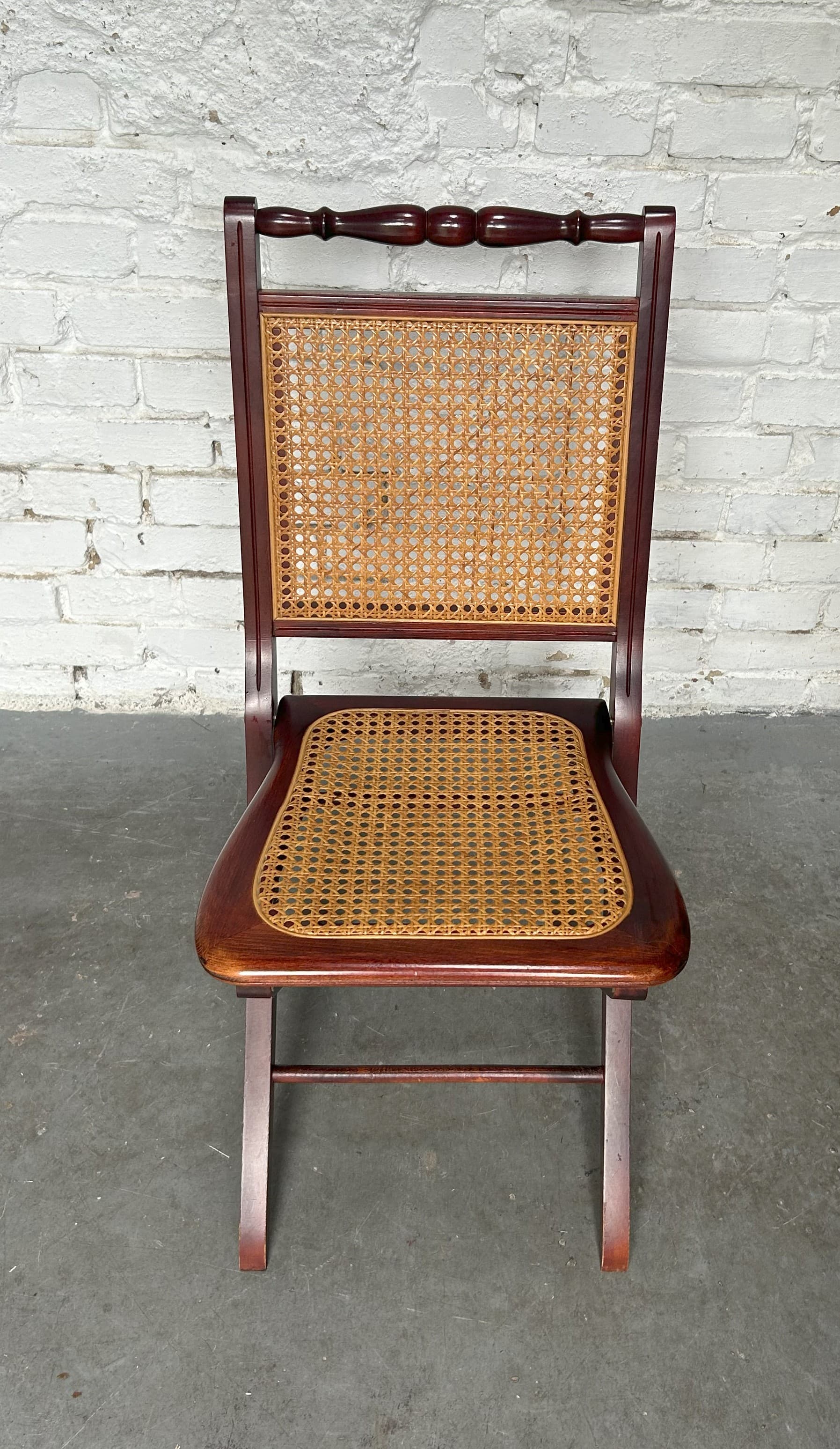 Para krzeseł, drewno ciemnobrązowe, rattan miodowy, lata 70. - 73592