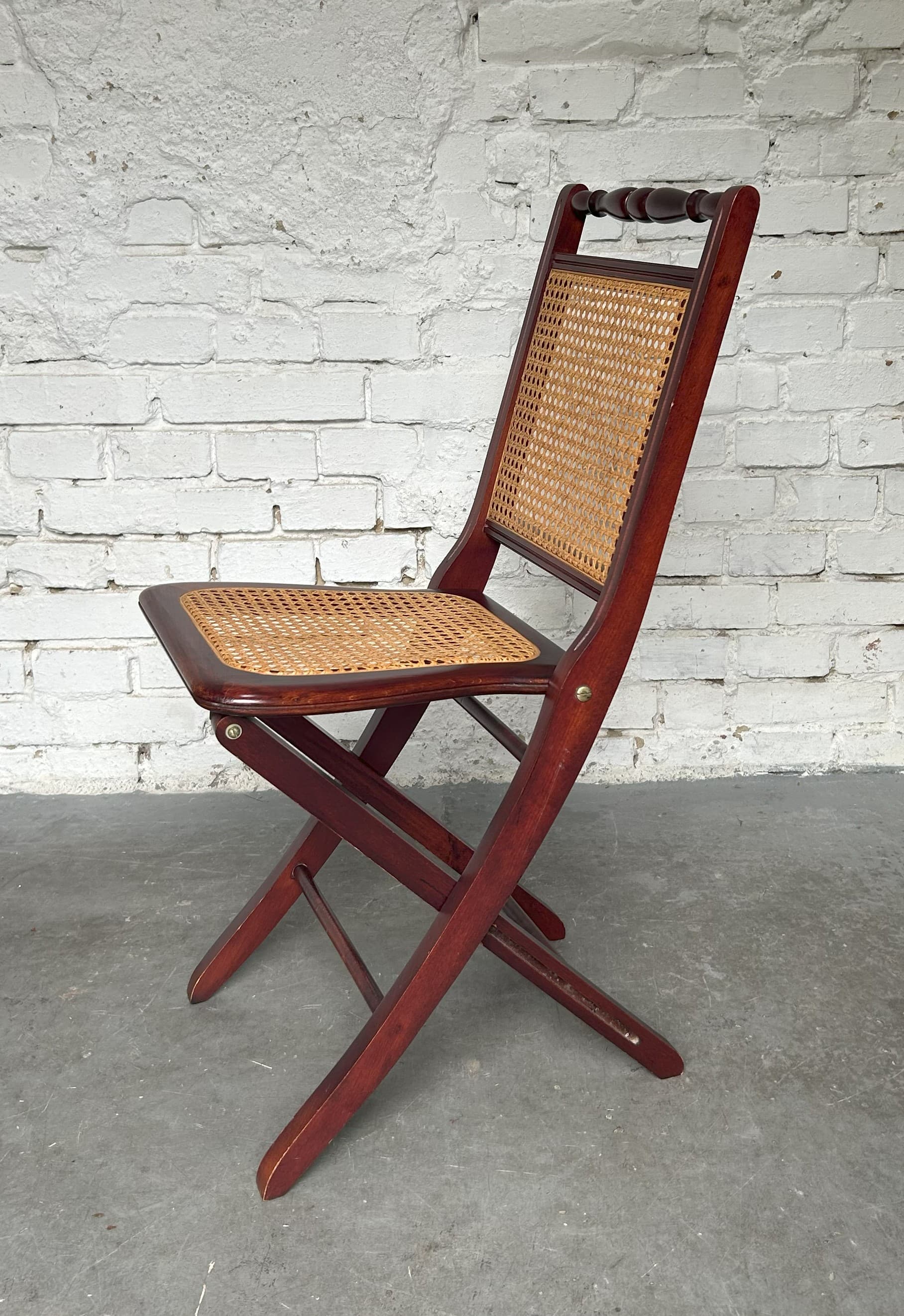 Para krzeseł, drewno ciemnobrązowe, rattan miodowy, lata 70. - 73593